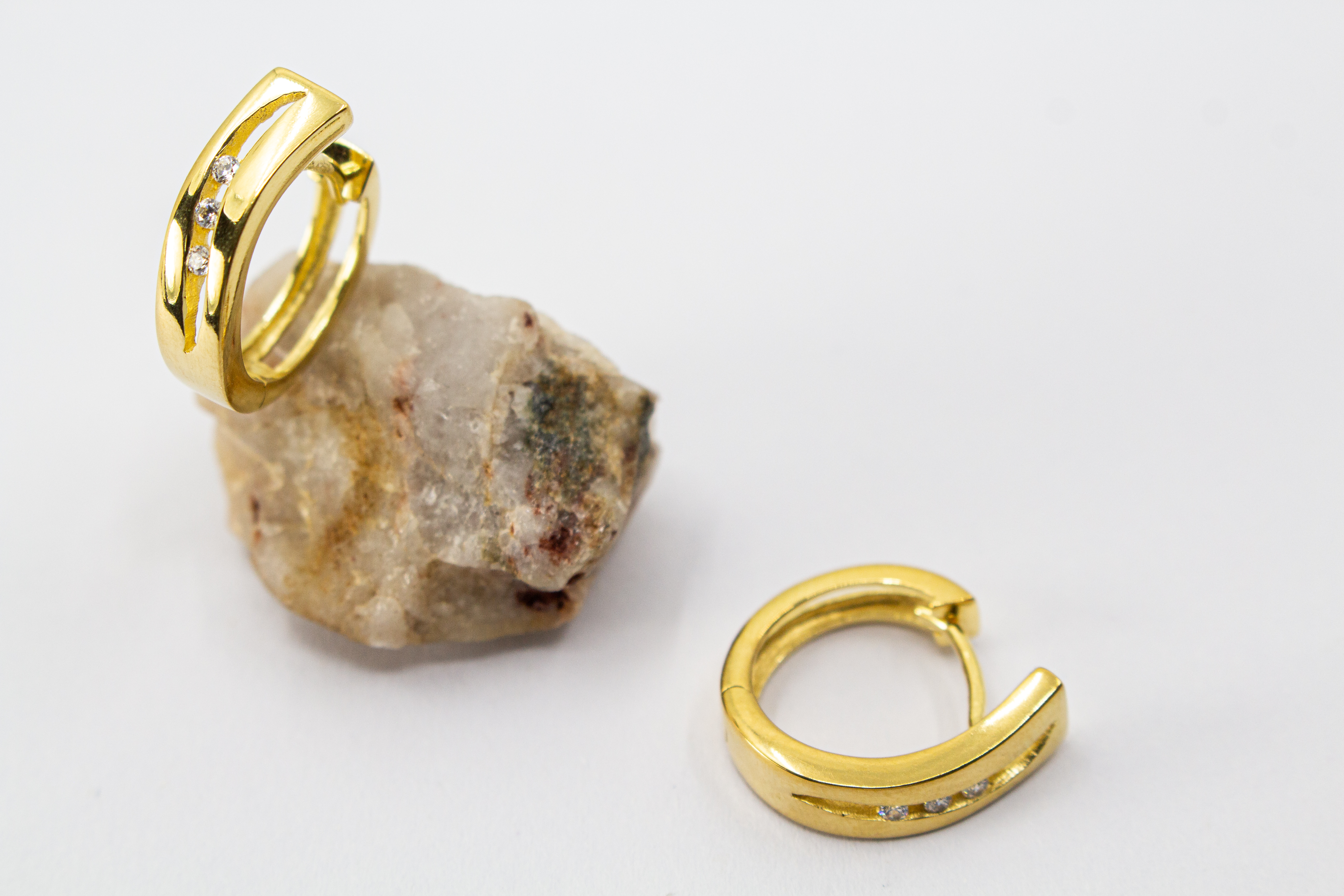 Elegante Creolen „Goldfunken“ aus 20 Mikron vergoldetem 925er Sterlingsilber mit funkelnden Zirkonia in geschwungener Form.