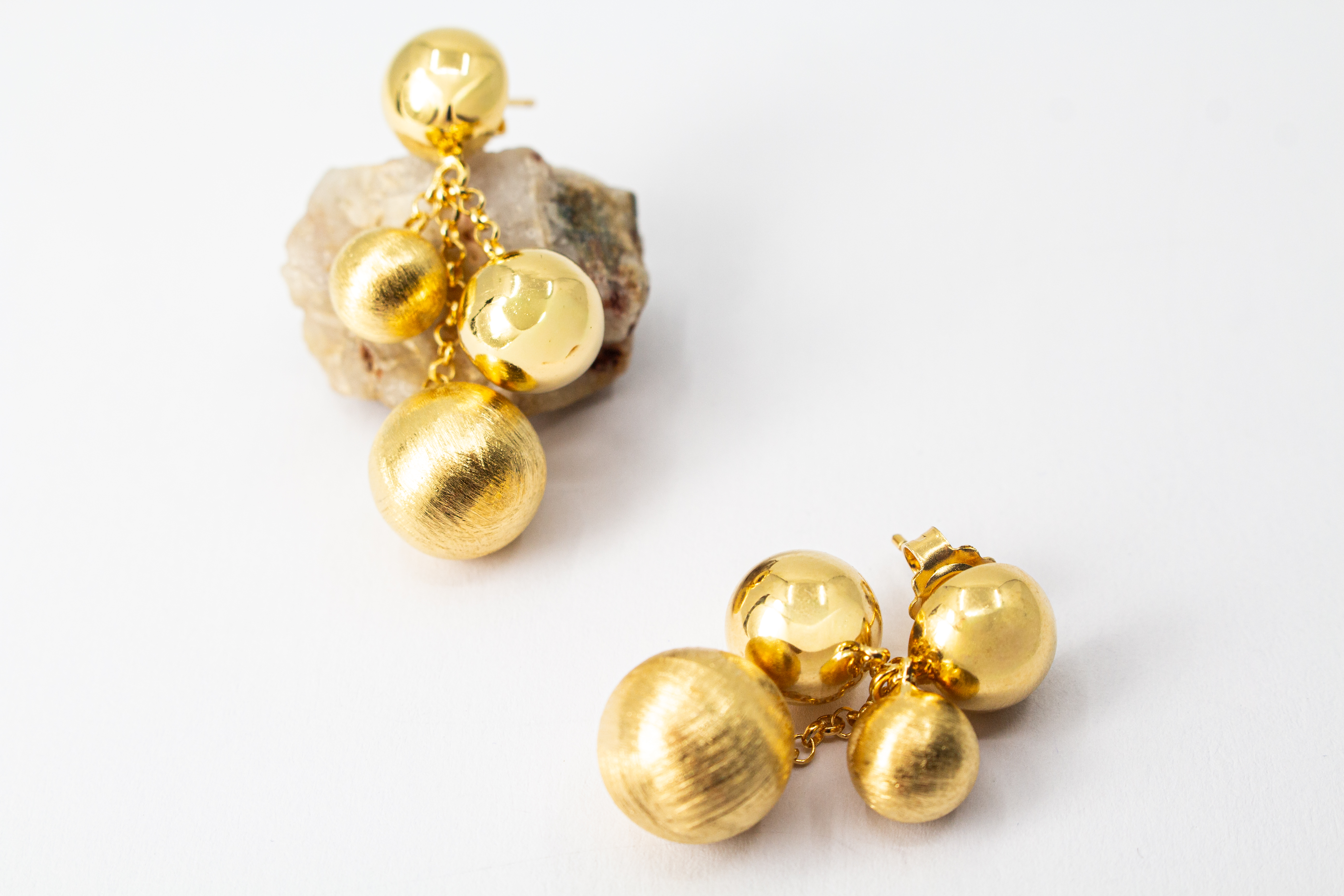 Elegante Ohrstecker der Eclisse-Kollektion von Diva Gioielli aus vergoldetem 925 Silber mit mehreren mattierten und glänzenden Goldkugeln an feinen Ketten