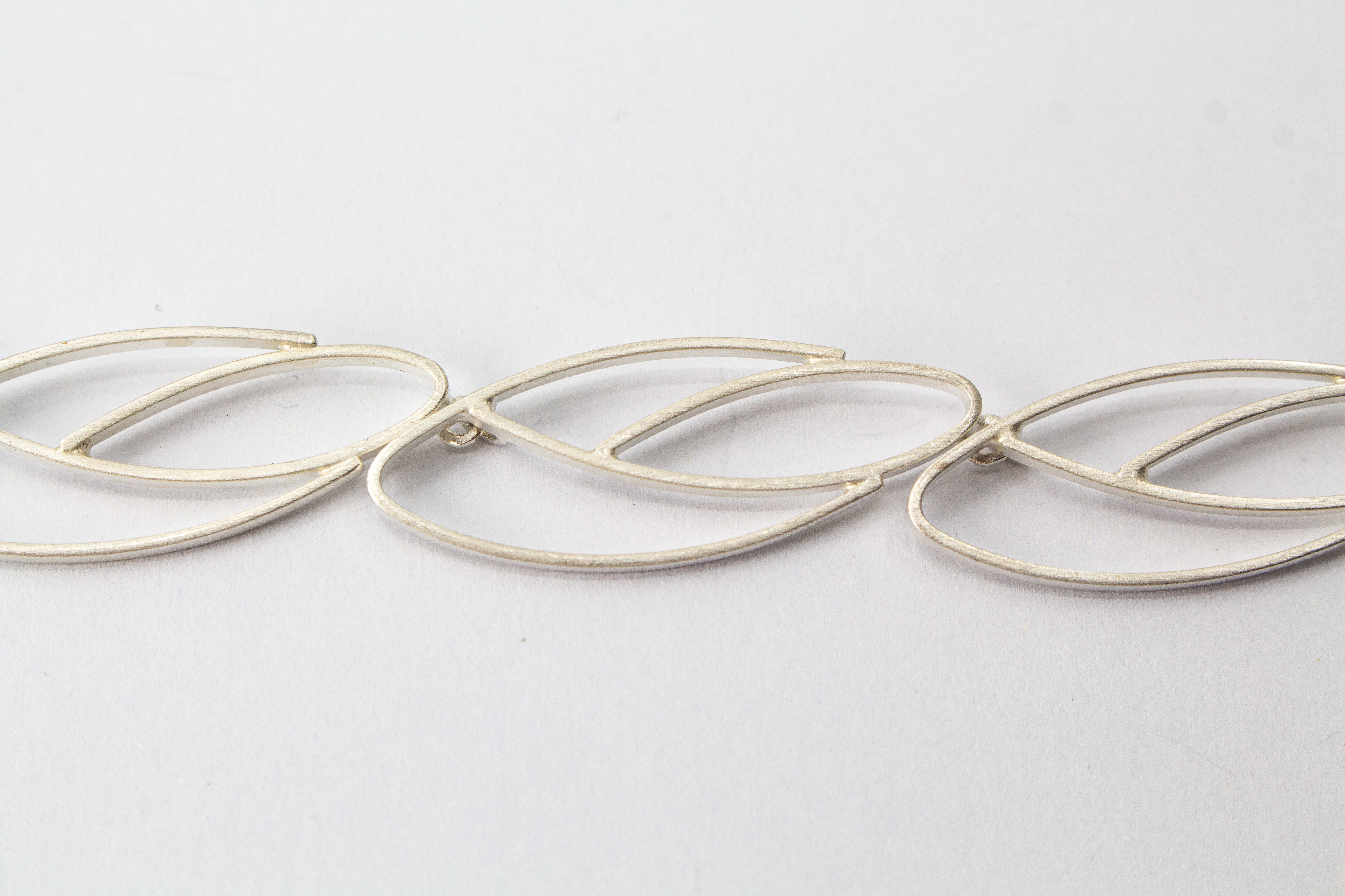 Massives, kunstvolles Statement-Collier aus 925 Sterling Silber mit großen, offenen, organisch geschwungenen Gliedern in stilisierter Blätterform aus dem Online-Shop der Goldschmiede Regina Kraus.