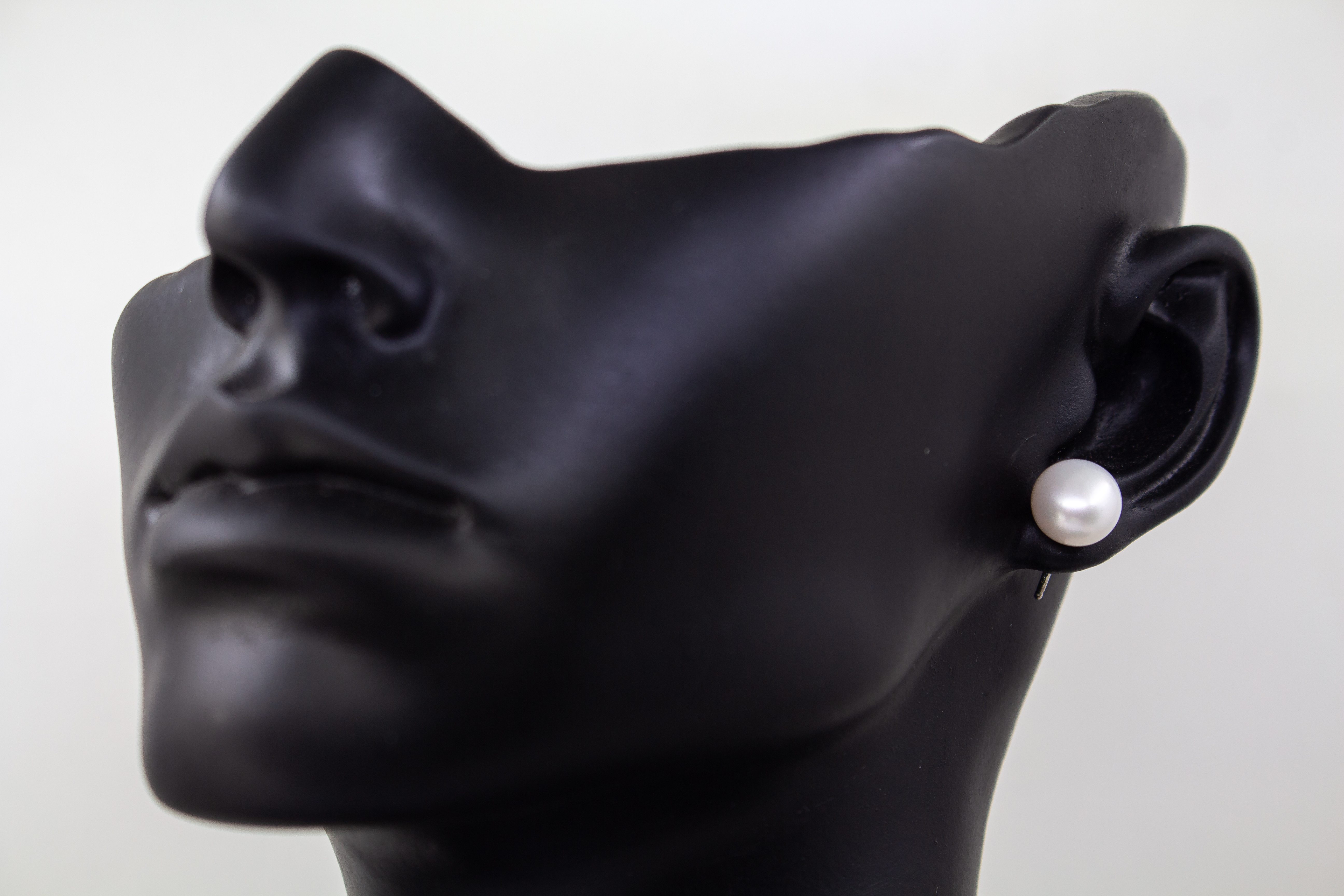 Elegante Ohrstecker „Mondperle“ aus 925er Sterlingsilber mit schimmernden weißen Süßwasserzuchtperlen im zeitlosen Design.