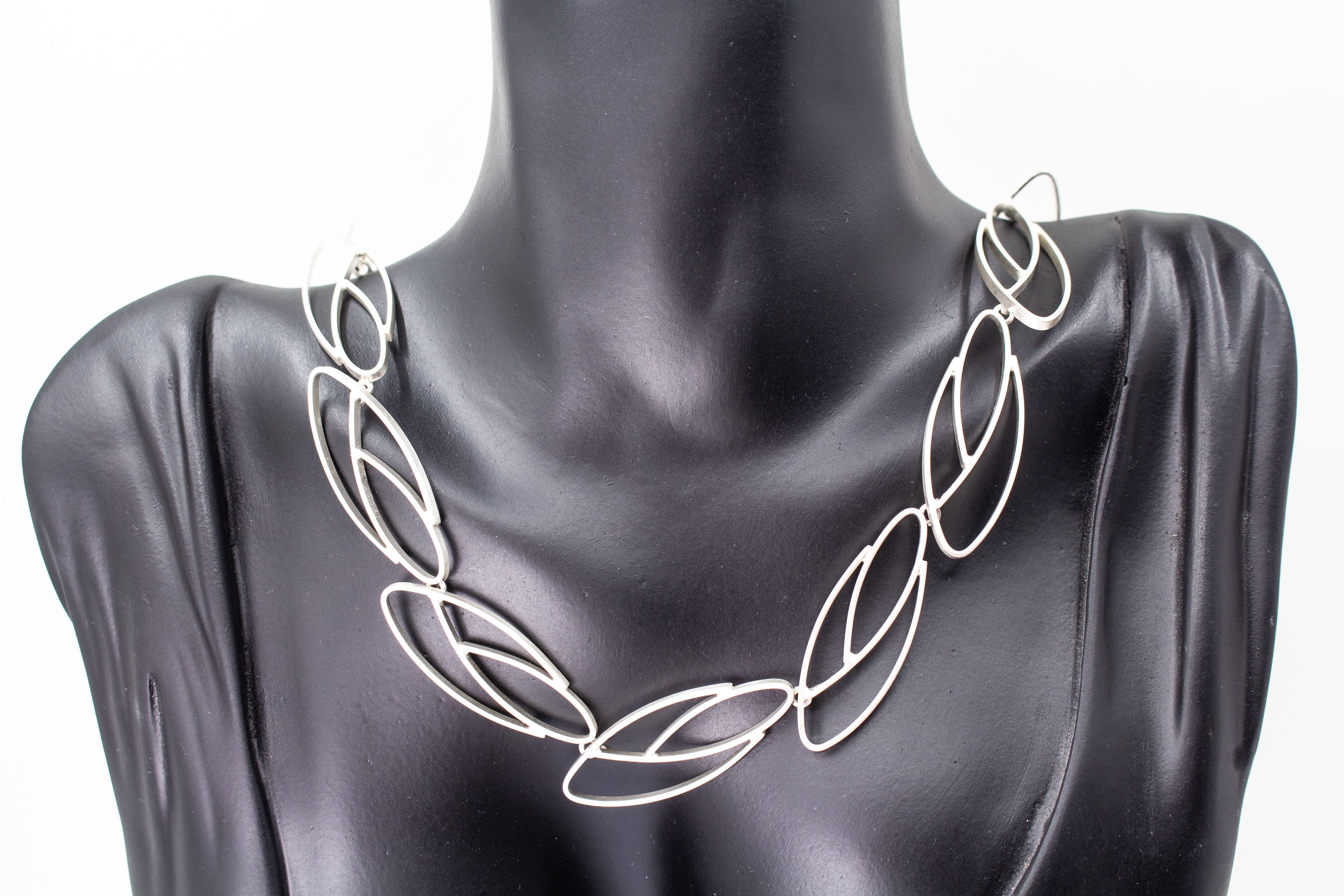 Massives, kunstvolles Statement-Collier aus 925 Sterling Silber mit großen, offenen, organisch geschwungenen Gliedern in stilisierter Blätterform aus dem Online-Shop der Goldschmiede Regina Kraus.