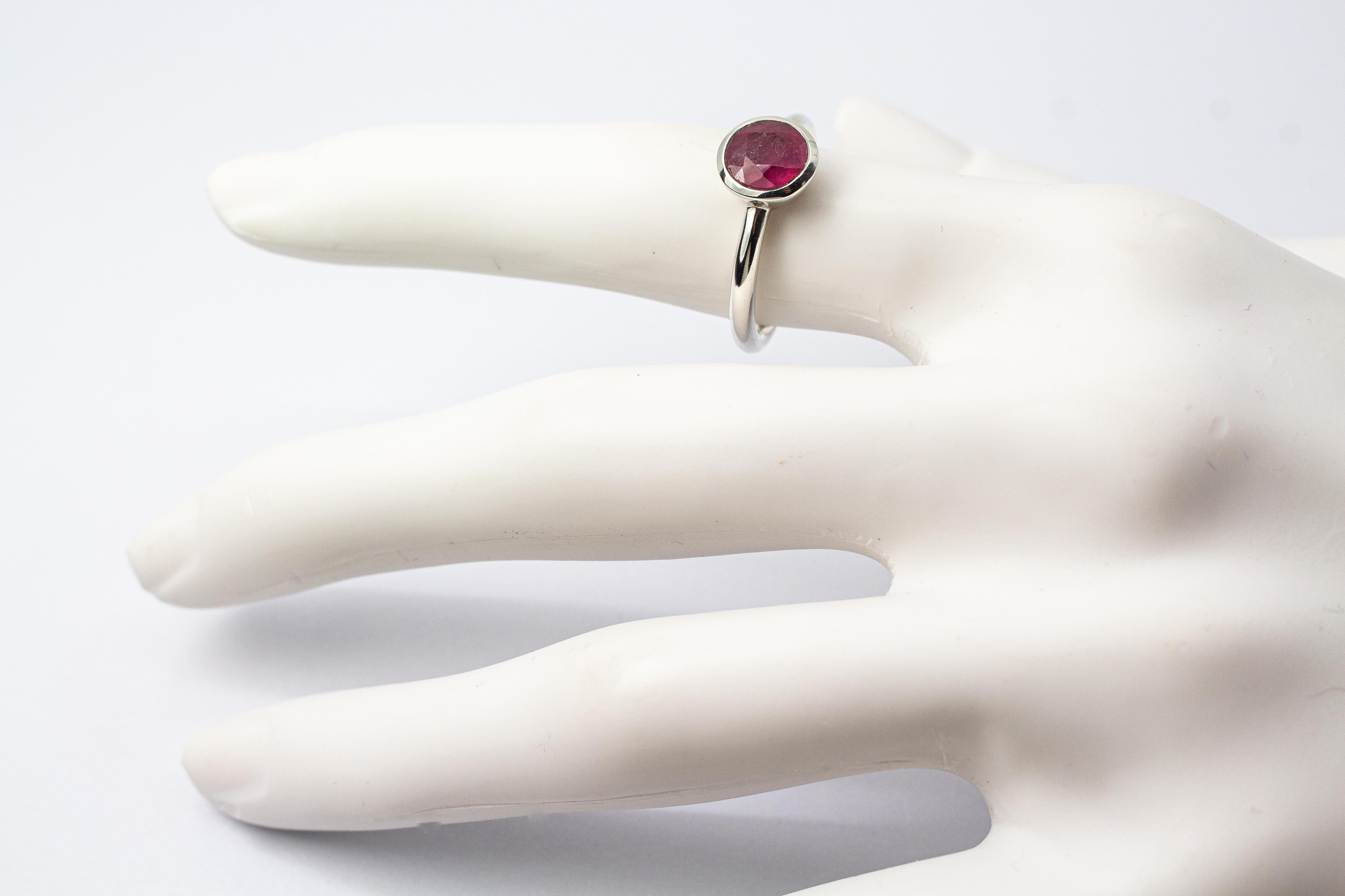 925er Sterlingsilber Ring „Rubinfeuer“ mit facettiertem Rubin in runder Fassung und zeitlos elegantem Design.
