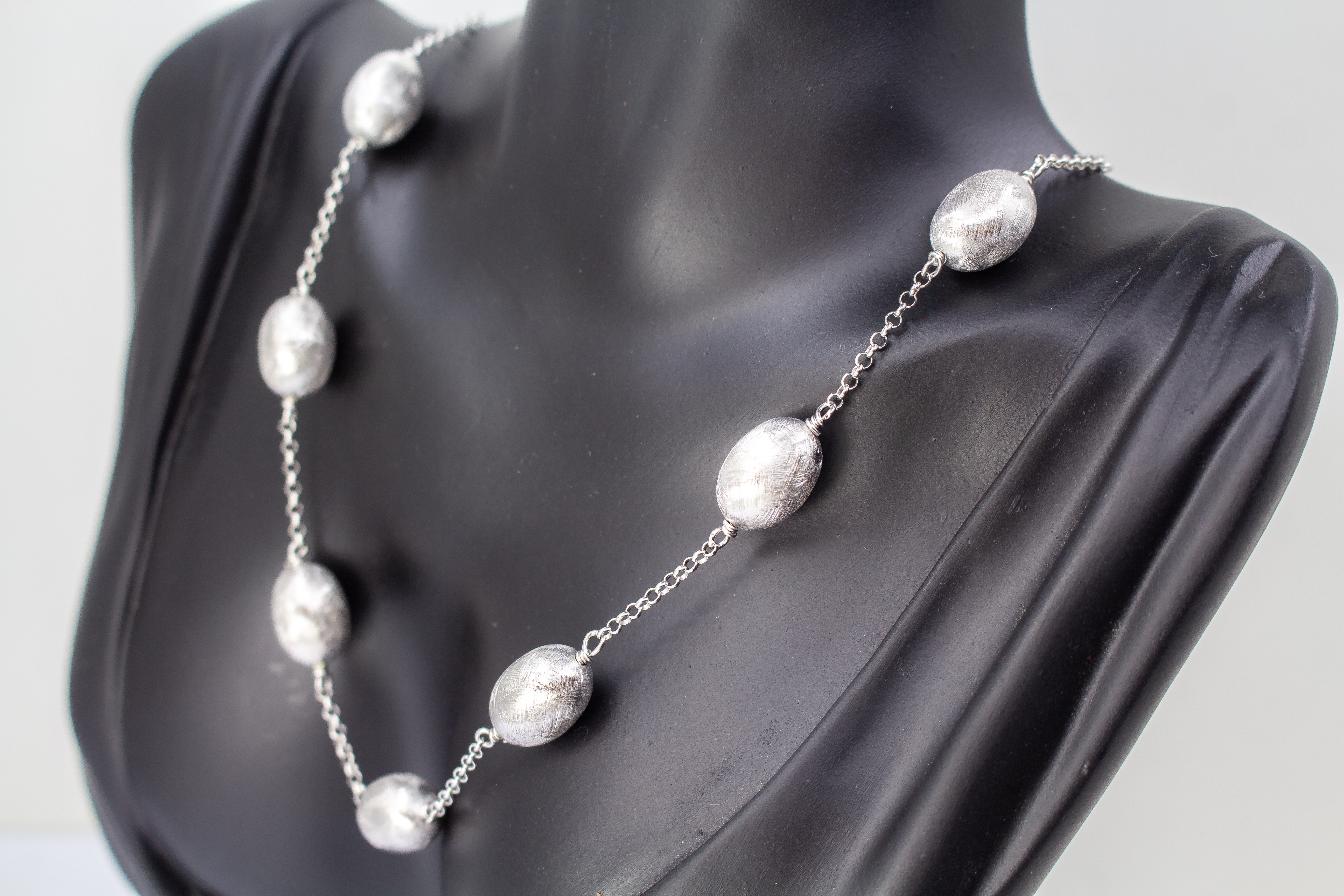 Eismattes Collier aus rhodiniertem 925er Sterlingsilber von Diva Gioielli mit ovalen, strukturierten Schmuckelementen an einer feinen Silberkette