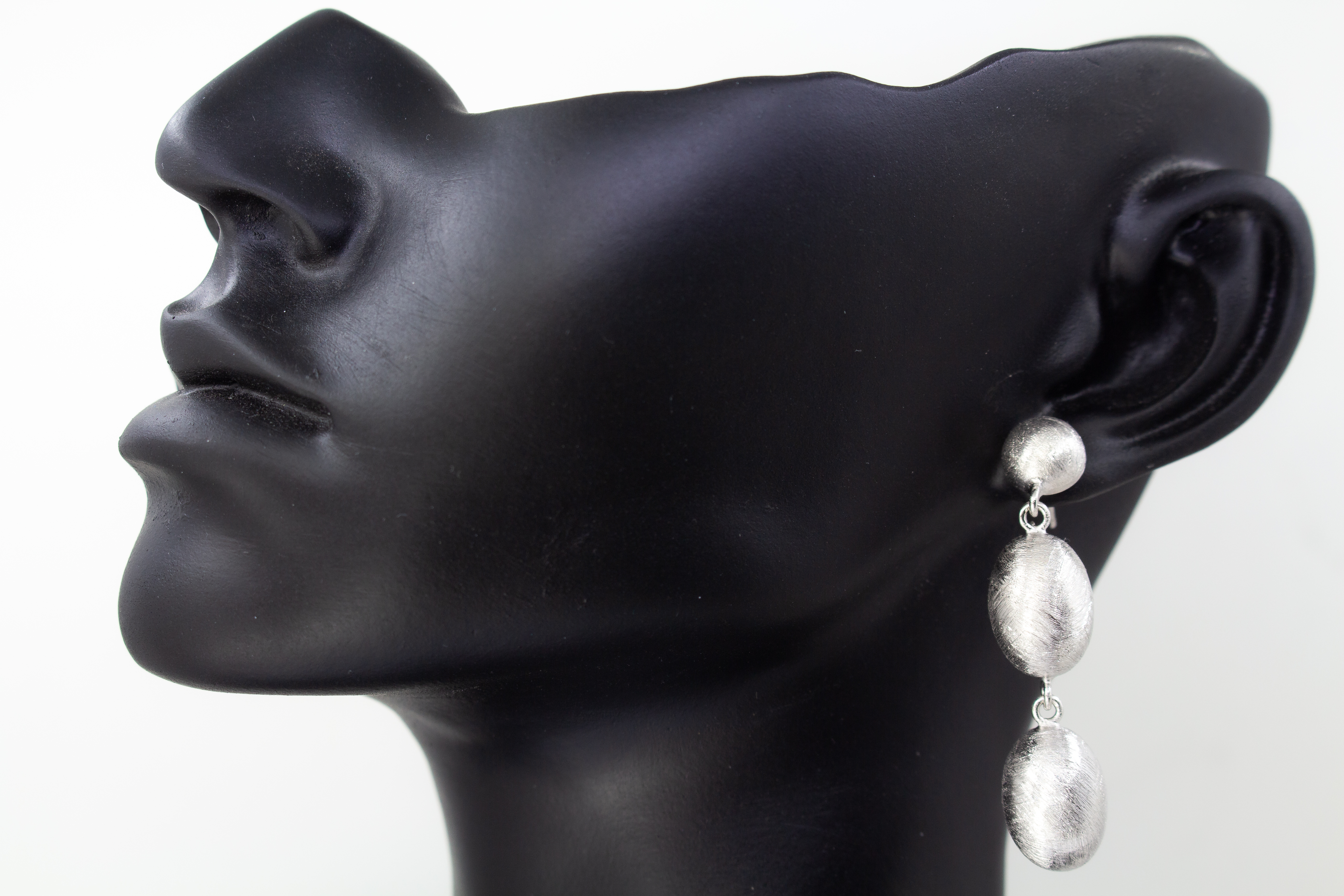 Dreiteilige Design-Ohrhänger aus der italienischen Manufaktur Diva Gioielli, gefertigt aus rhodiniertem 925 Sterling Silber mit fein mattierten, eiförmigen Elementen, erhältlich im Onlineshop der Goldschmiede Regina Kraus.