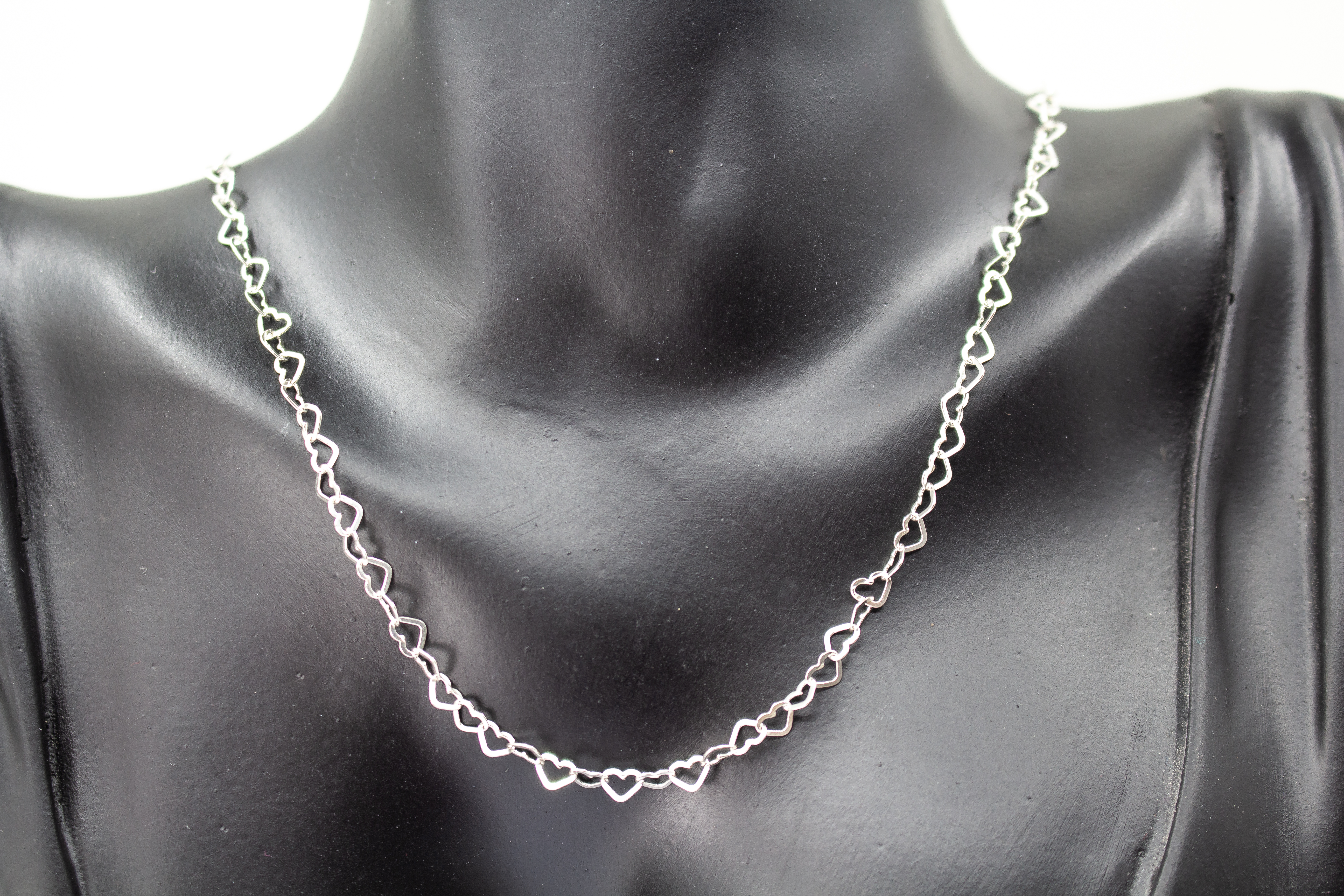Zarte Gliederkette der Goldschmiede Regina Kraus aus 925er Sterlingsilber, bestehend aus einer Kette kleiner, aneinandergereihter Herzformen