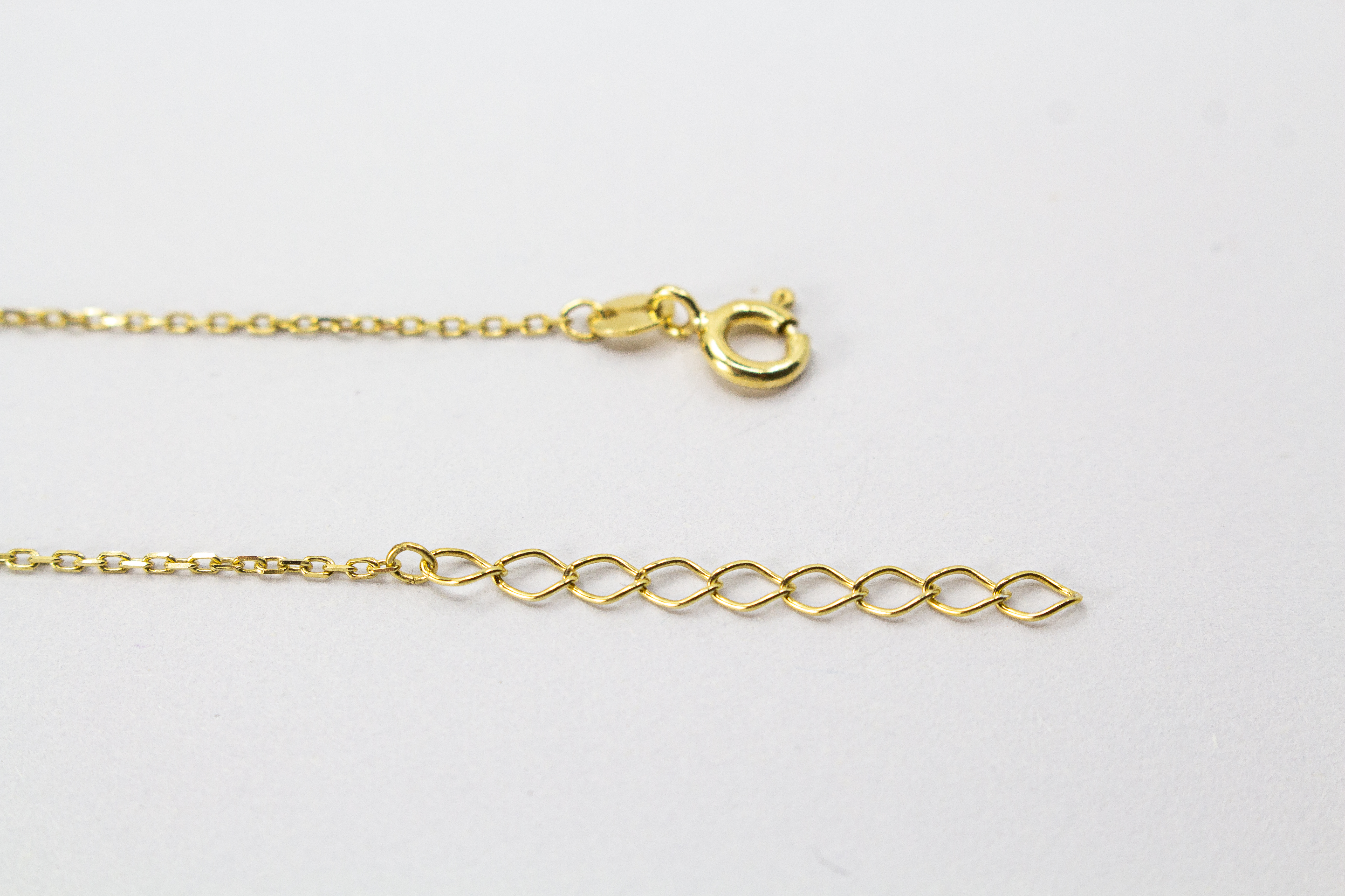 Collier „Schleifenzauber“ aus vergoldetem 925er Sterlingsilber mit filigranem Schleifenanhänger in elegantem, zeitlosem Design.