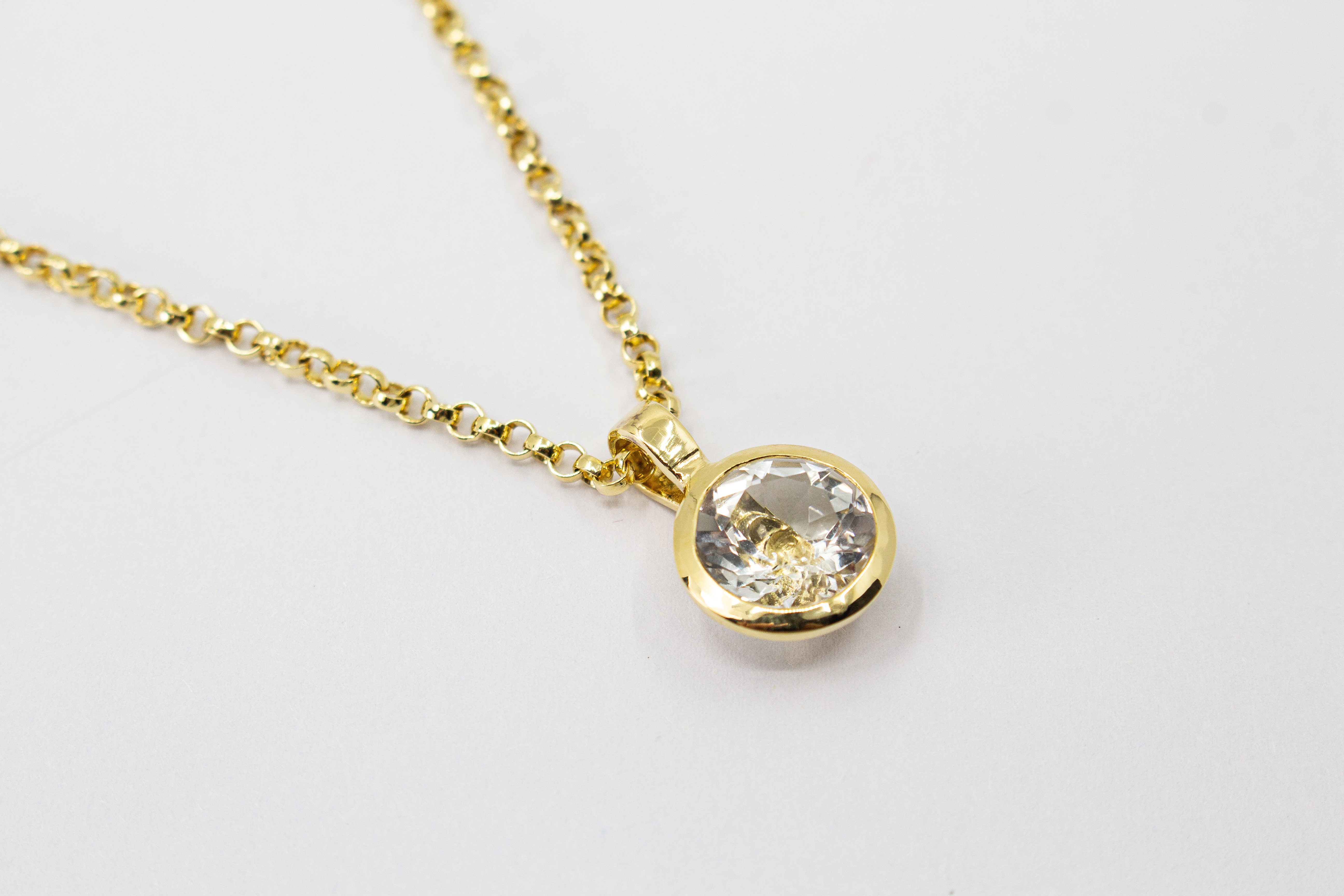 Elegante Erbskette aus 20 Mikron hochwertig vergoldetem 925 Sterling Silber mit einem runden, facettierten Bergkristall in Zargenfassung aus dem Online-Shop der Goldschmiede Regina Kraus