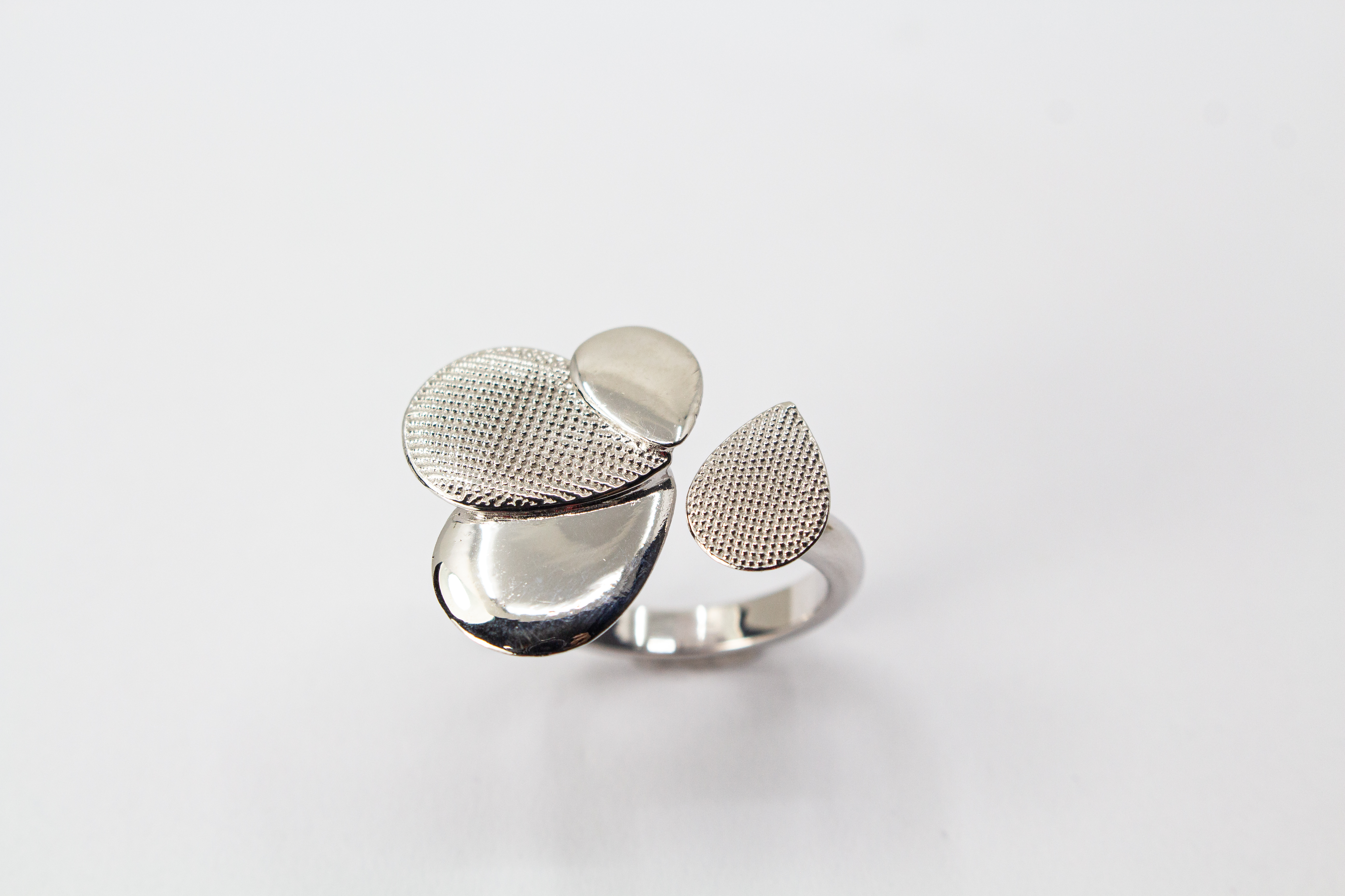 Diva Gioielli Ring Cosmic Drop aus rhodiniertem 925er Sterlingsilber, offener Design-Ring mit polierten und punktierten Elementen in Tropfenform