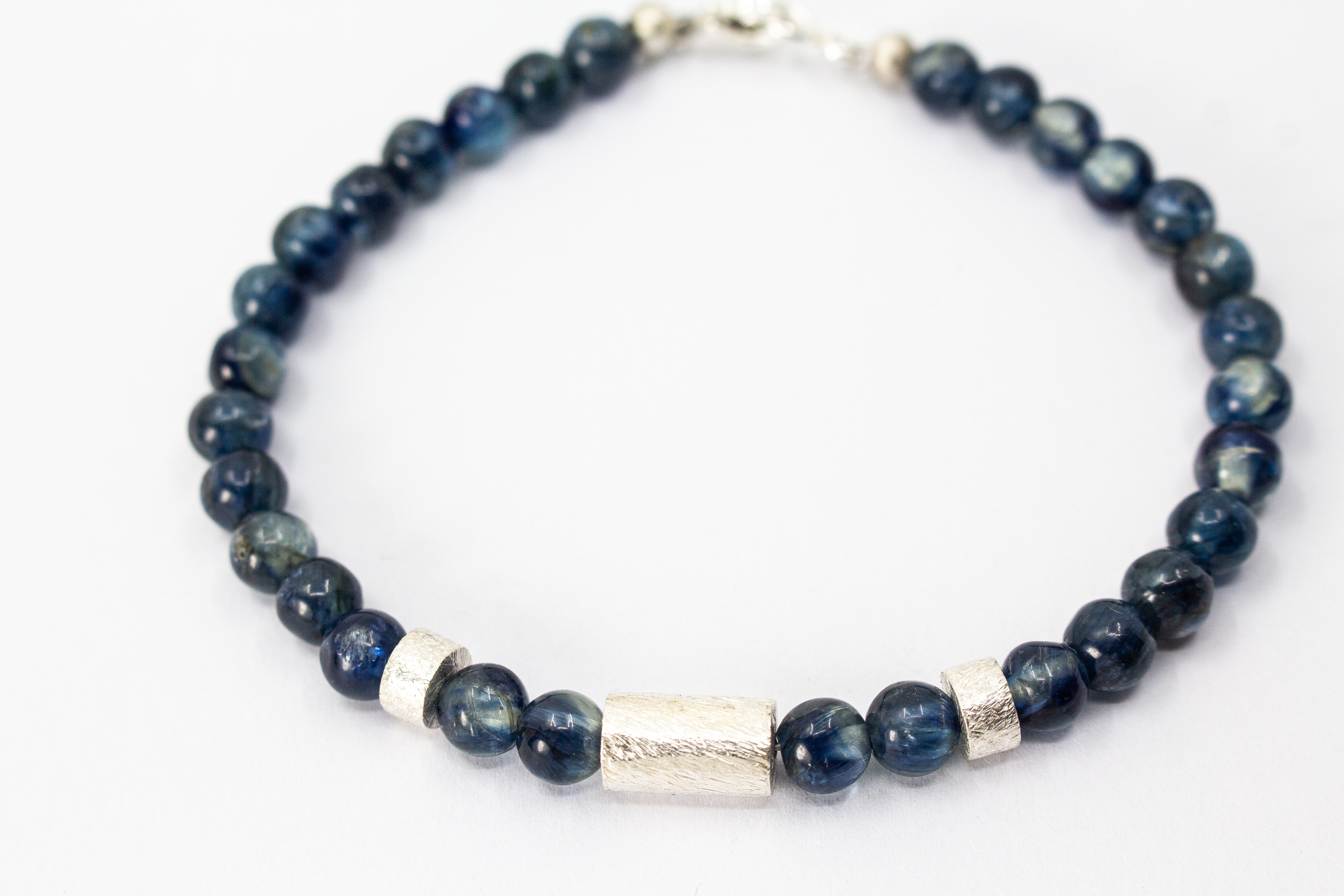 Herrenarmband „Ozeantief“ aus blauem Kyanit mit strukturierten Zwischenteilen aus 925er Sterlingsilber im eleganten, maskulinen Design.