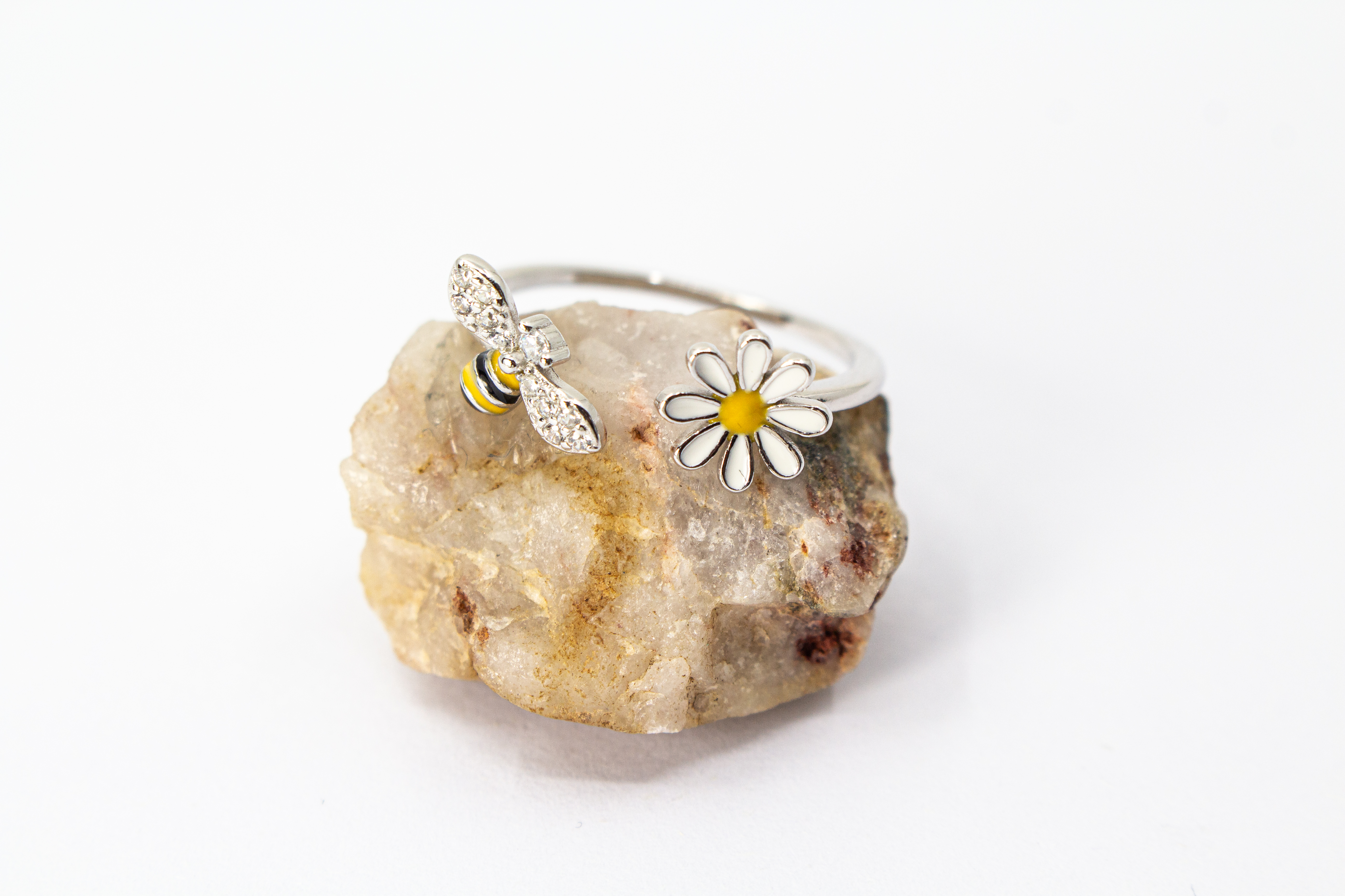 Offener Ring „Blütenbesuch“ aus rhodiniertem 925er Sterlingsilber mit Emaille-Blüte, funkelnder Biene und weißen Zirkonia.