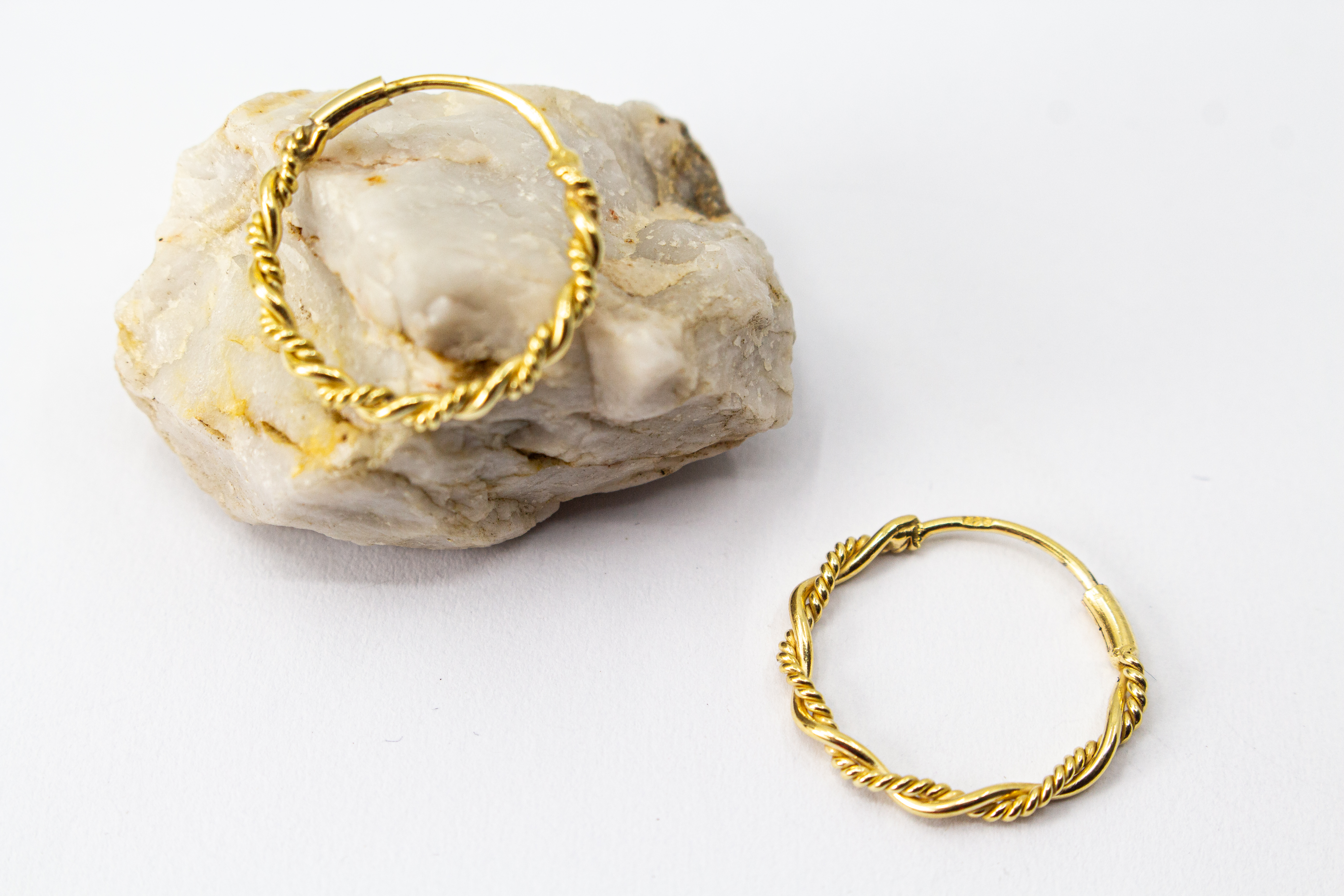 fein gedrehte Creolen im Kordel-Design aus vergoldetem 925 Sterlingsilber – eleganter Ohrschmuck aus der Goldschmiede Regina Kraus.