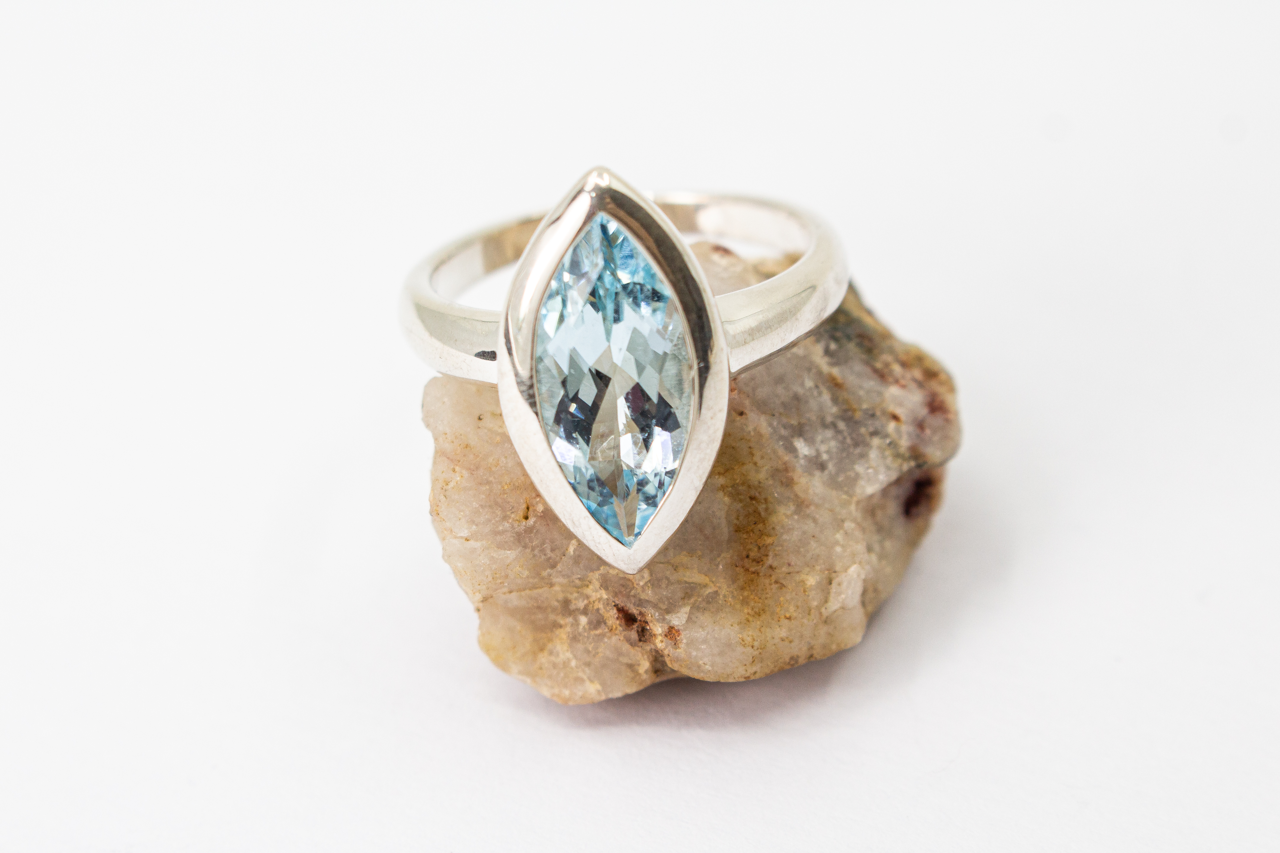 925 Silberring „Ozeanwind“ mit Blautopas im Navette-Schliff