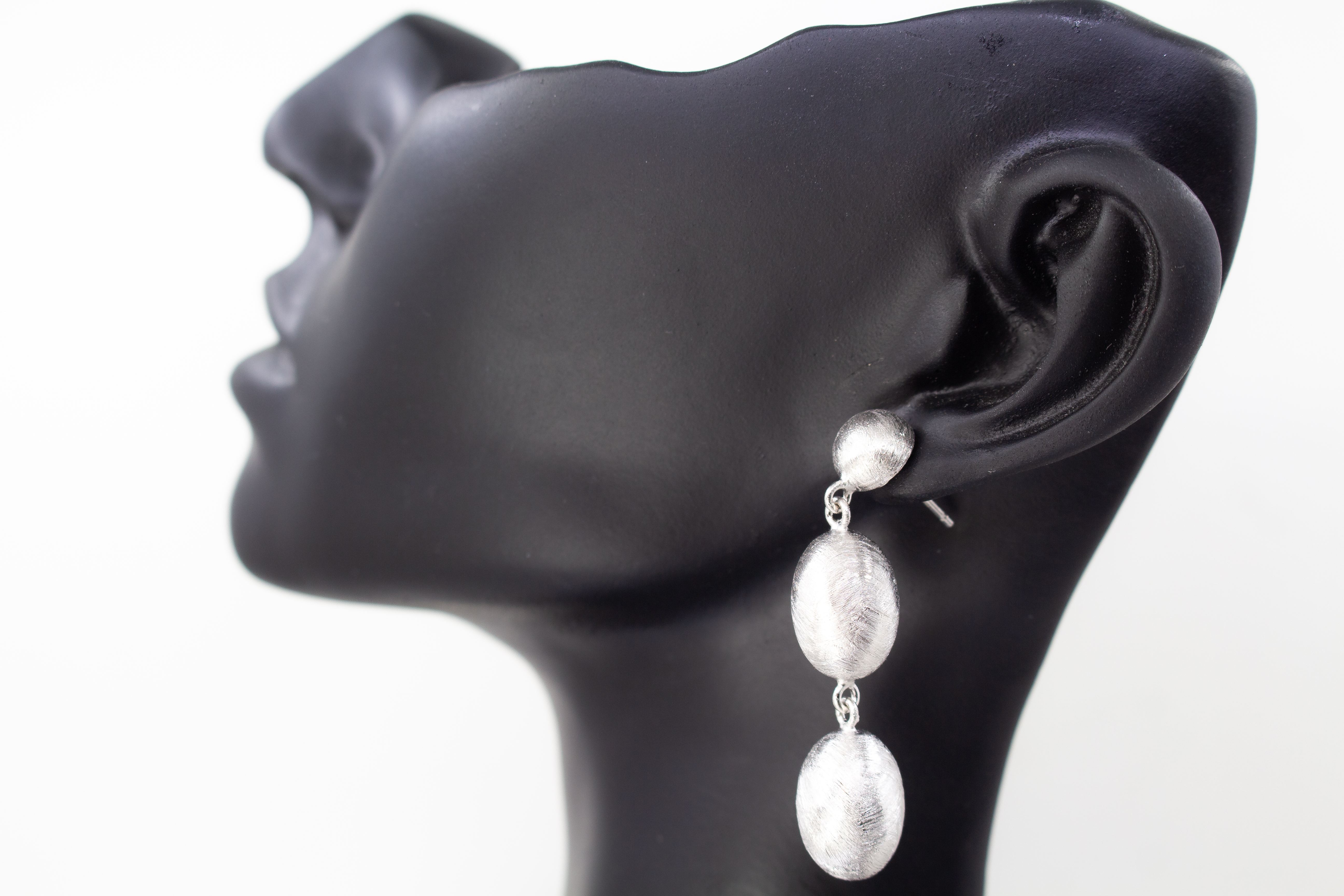 Dreiteilige Design-Ohrhänger aus der italienischen Manufaktur Diva Gioielli, gefertigt aus rhodiniertem 925 Sterling Silber mit fein mattierten, eiförmigen Elementen, erhältlich im Onlineshop der Goldschmiede Regina Kraus.