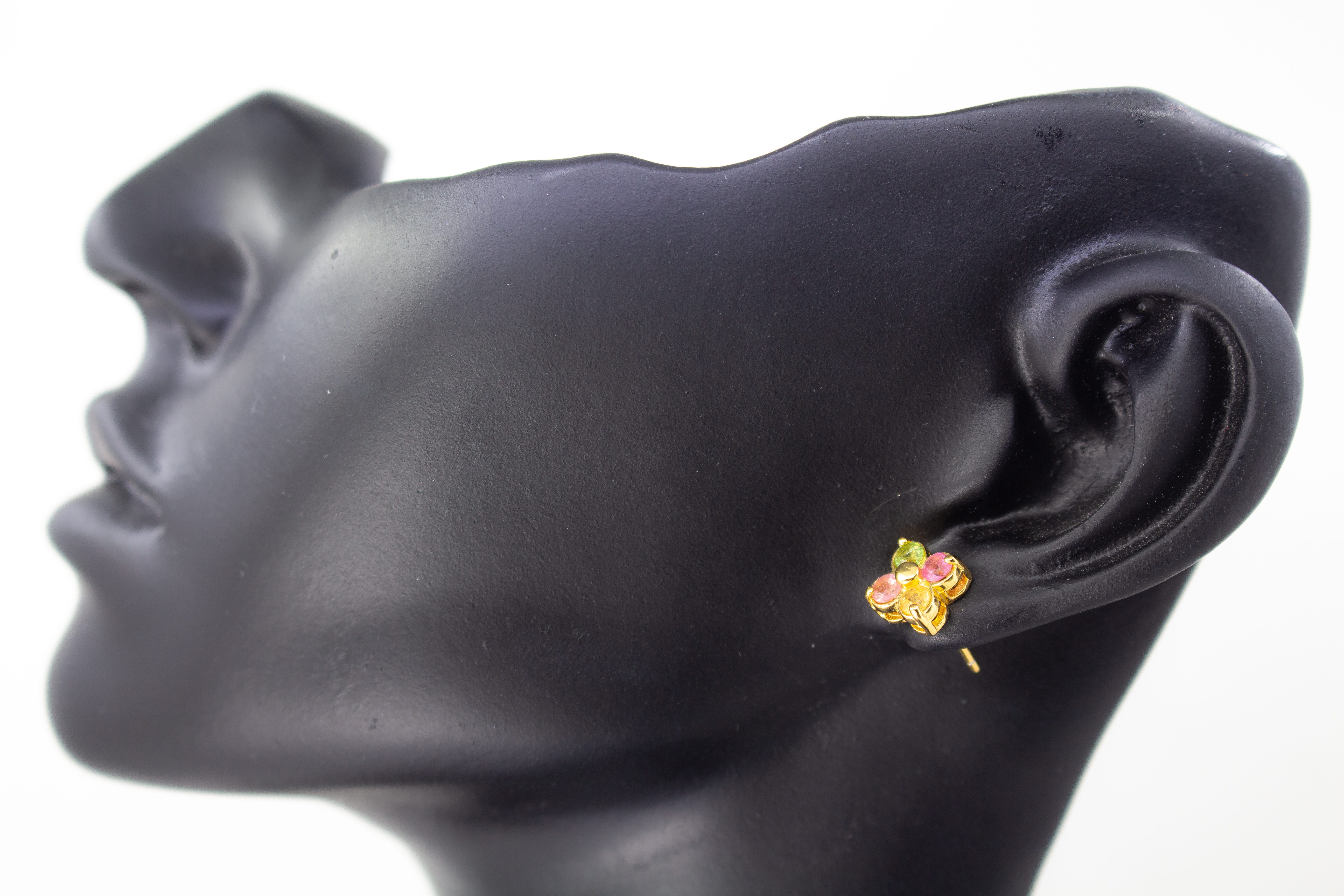 Kleine Ohrstecker aus vergoldetem 925er Sterlingsilber in Blütenform, besetzt mit runden, bunten Turmalinen in Rosa, Grün und Gelb aus der Goldschmiede Regina Kraus.