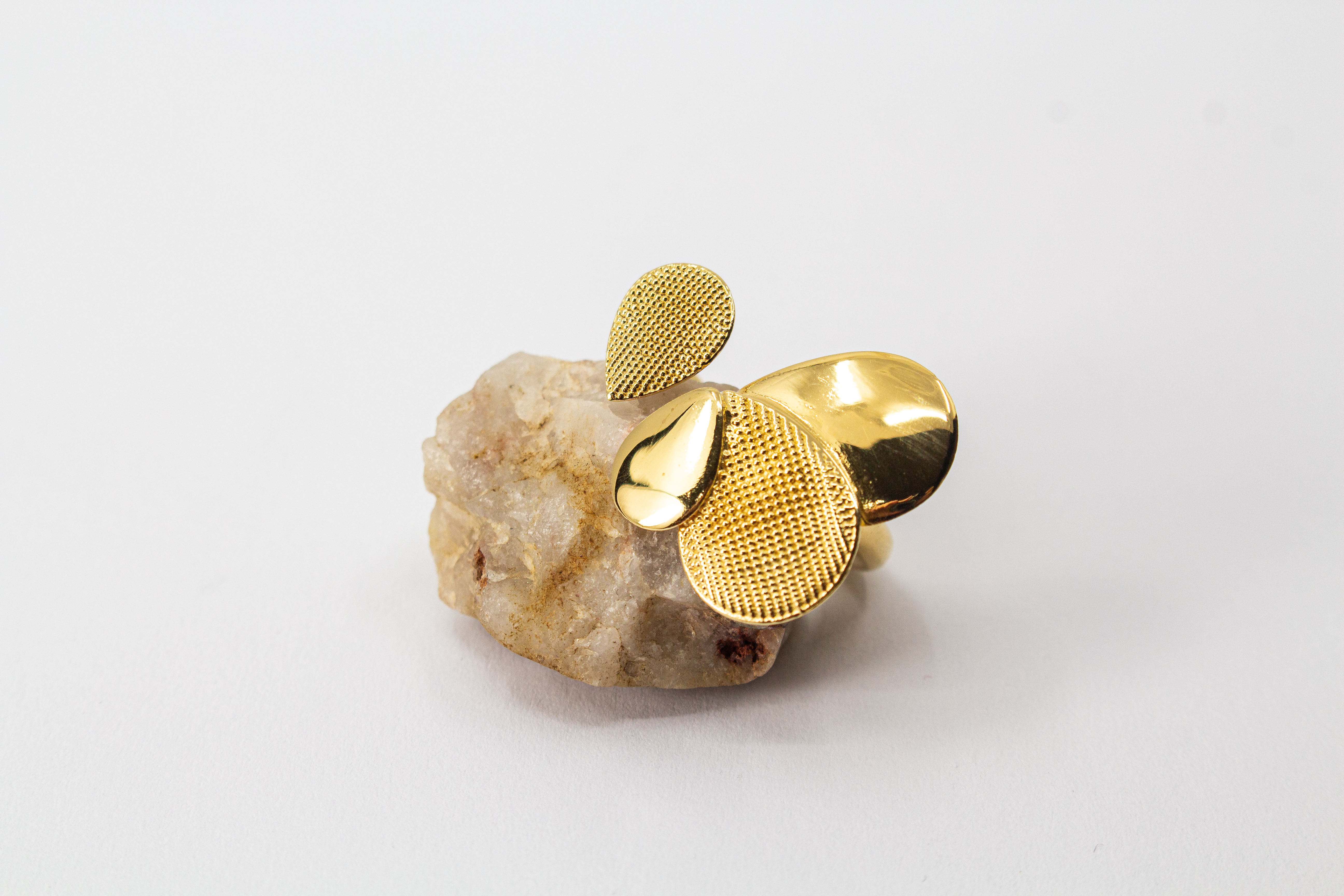 Ring Moon von Diva Gioielli, offenes Design aus vergoldetem Silber mit organisch geformten Elementen in glänzender und fein strukturierter Optik