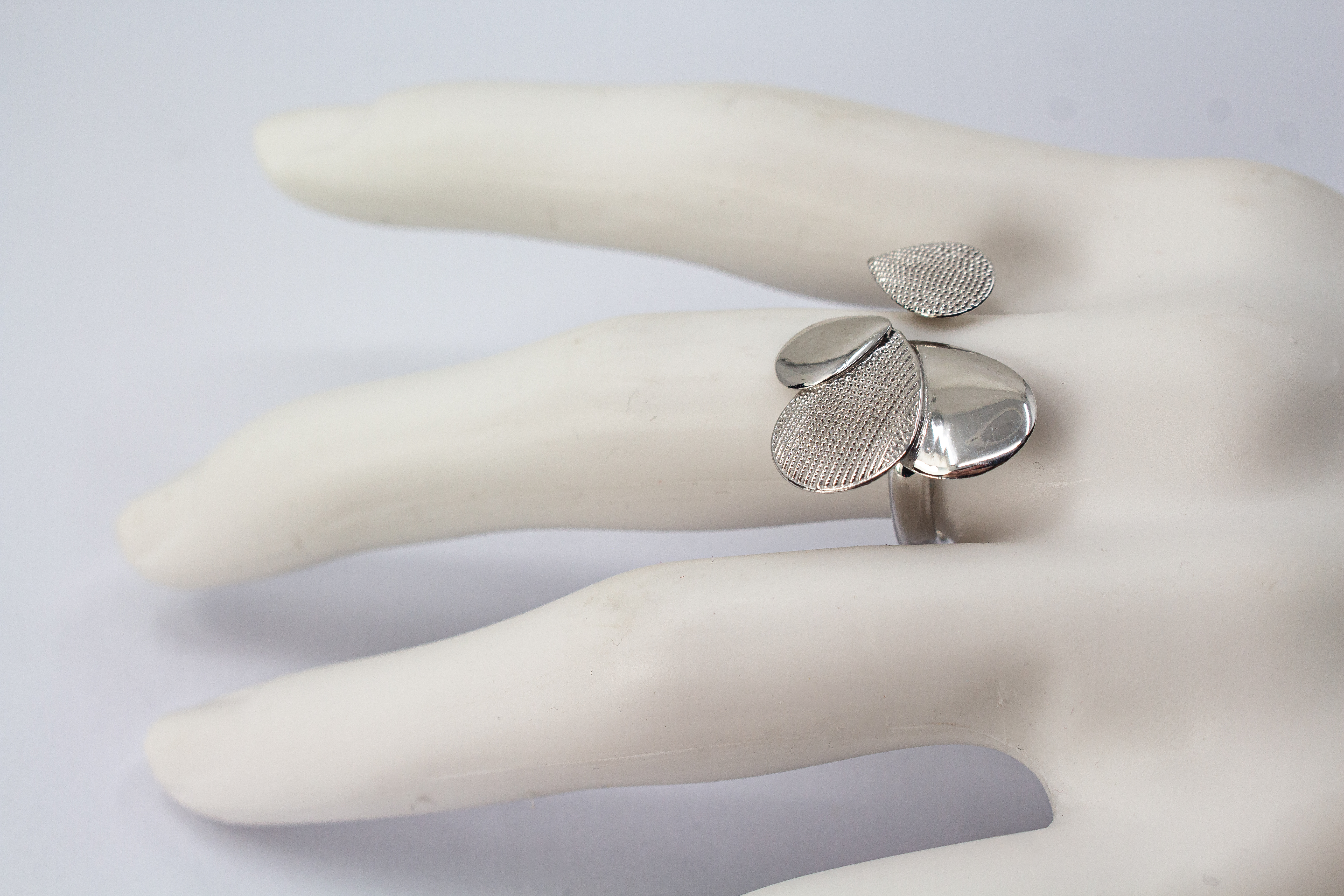 Diva Gioielli Ring Cosmic Drop aus rhodiniertem 925er Sterlingsilber, offener Design-Ring mit polierten und punktierten Elementen in Tropfenform