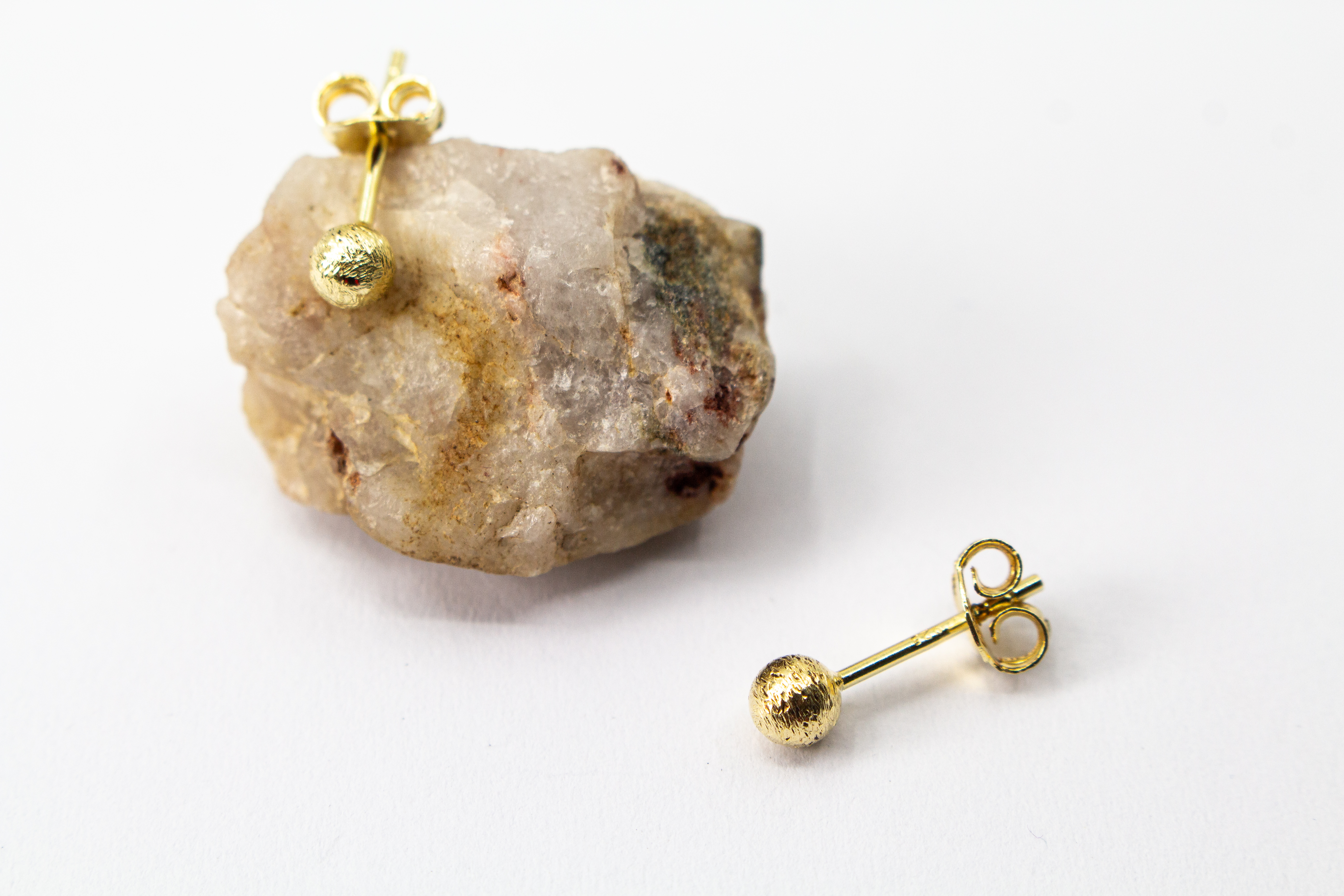 Kugelohrstecker aus vergoldetem 925 Sterlingsilber mit einer fein mattierten, strukturierten Oberfläche – edler Schmuck aus der Goldschmiede Regina Kraus