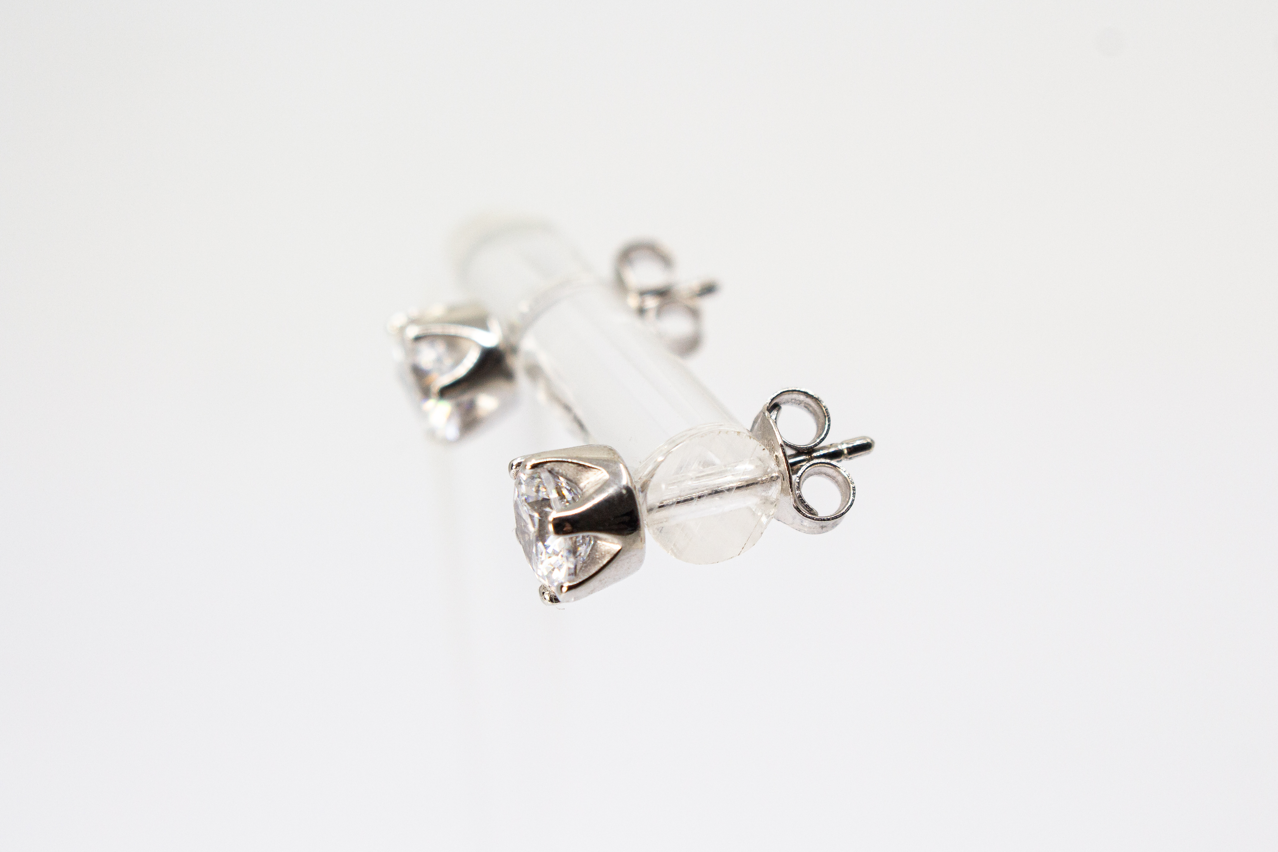 Klassische Solitär-Ohrstecker aus rhodiniertem 925er Silber mit einem großen Zirkoniastein in einer edlen Sechser-Krappenfassung im Onlineshop von Goldschmiede Regina Kraus.