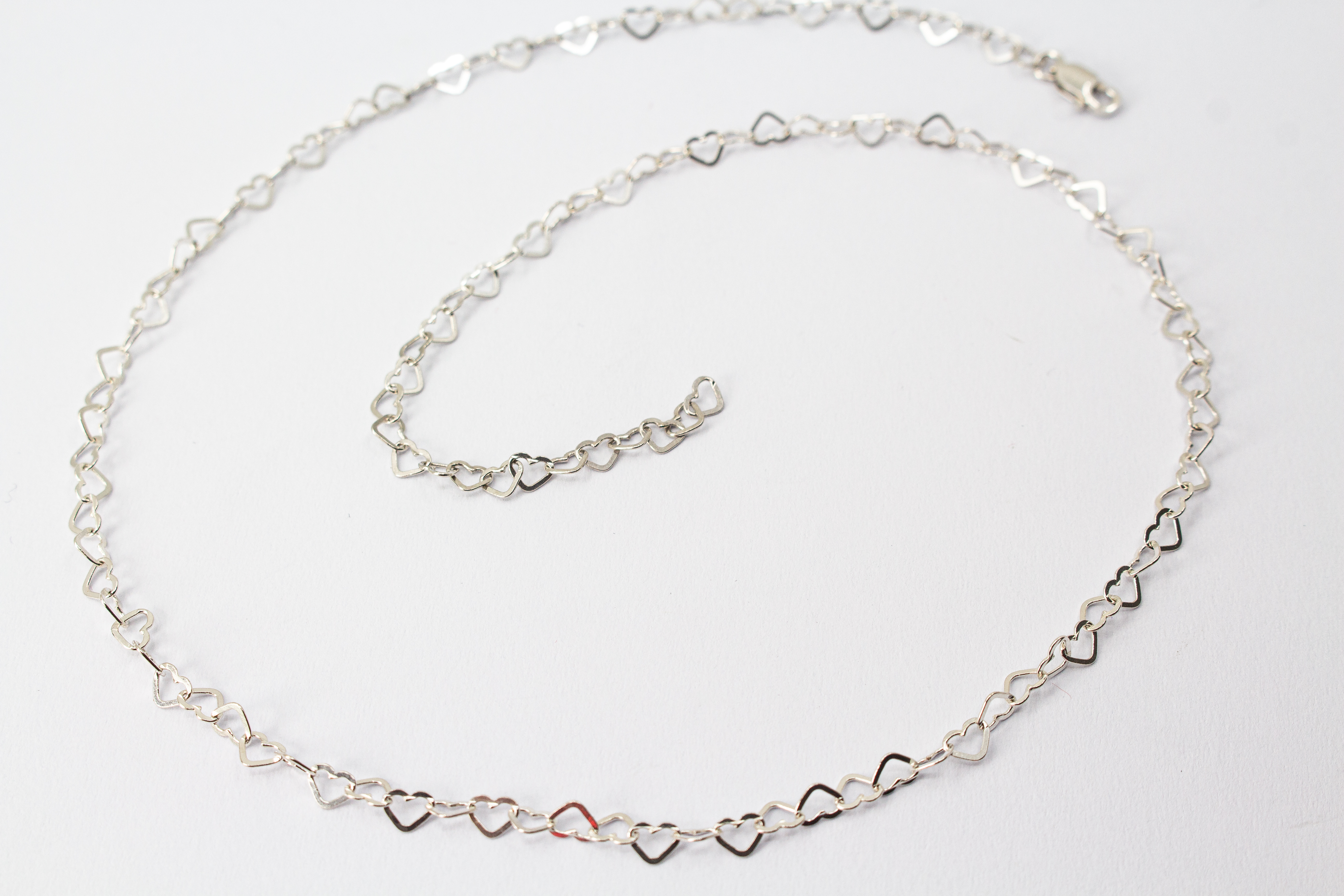 Zarte Gliederkette der Goldschmiede Regina Kraus aus 925er Sterlingsilber, bestehend aus einer Kette kleiner, aneinandergereihter Herzformen