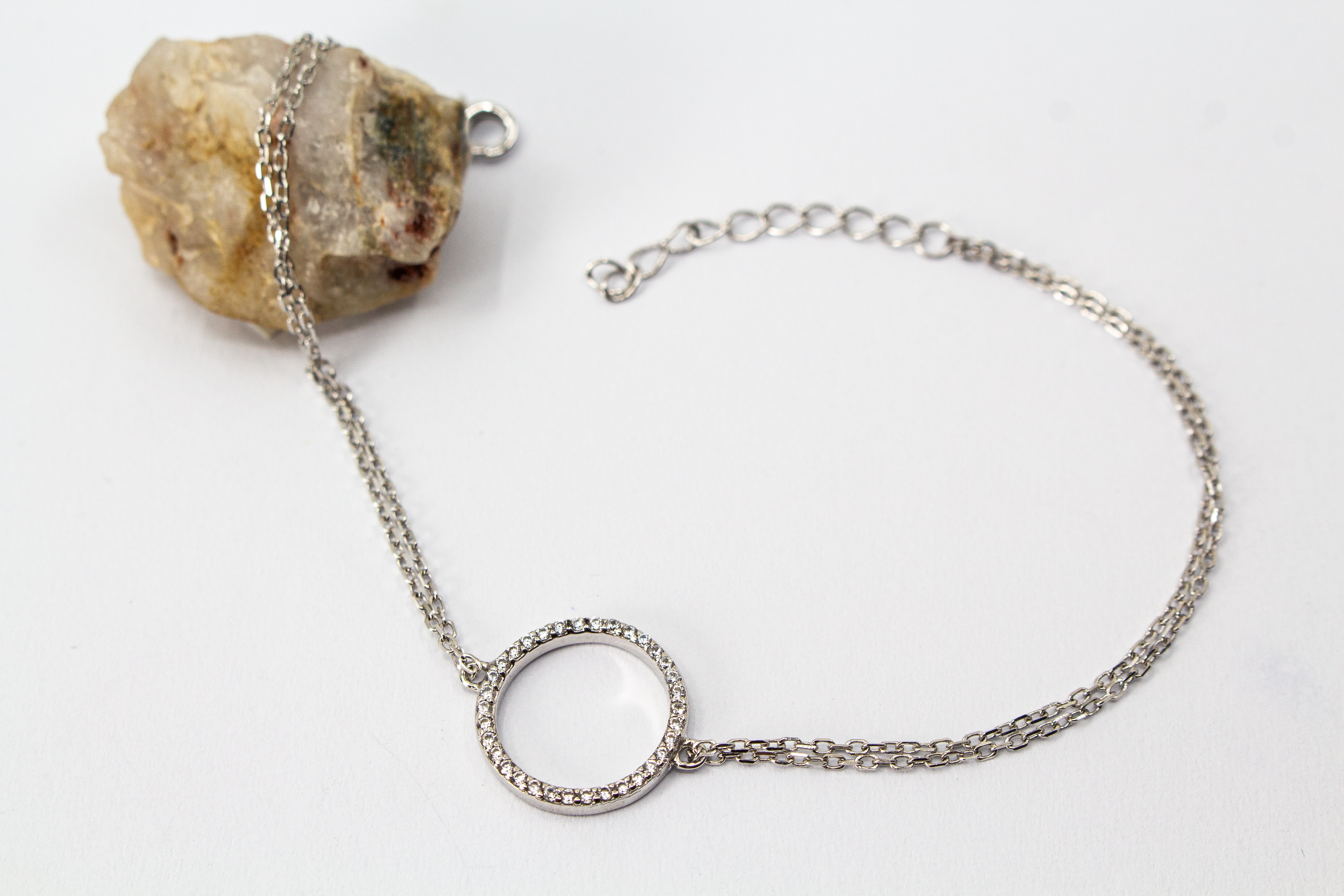 Zartes, rhodiniertes 925er Silberarmband mit einem integrierten, rundum mit Zirkonia besetzten Kreis-Element im Onlineshop von Goldschmiede Regina Kraus.
