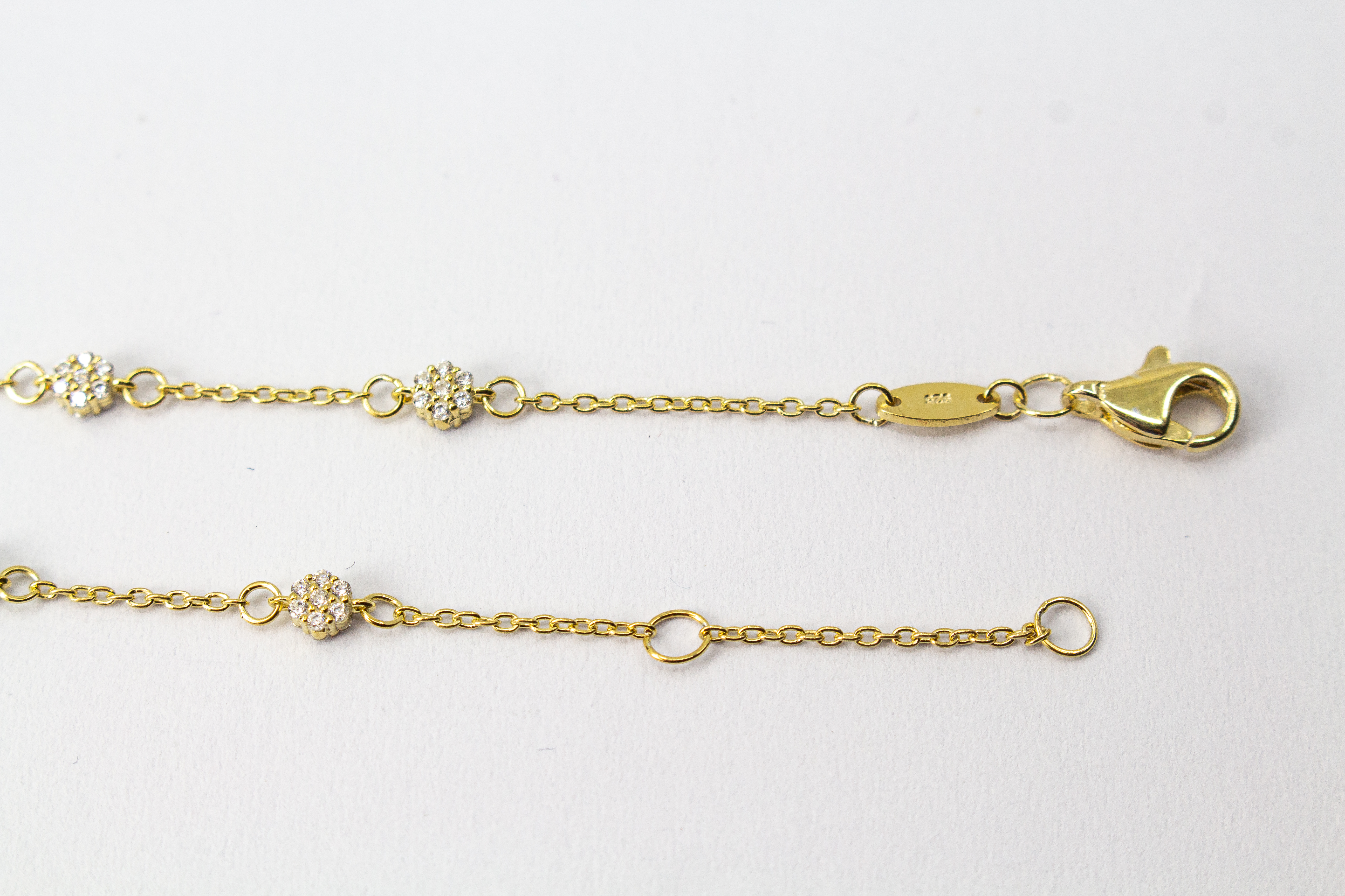 Zartes Armband der Goldschmiede Regina Kraus aus vergoldetem 925er Silber mit sieben rundgefassten, funkelnden Zirkonia-Steinen in regelmäßigen Abständen