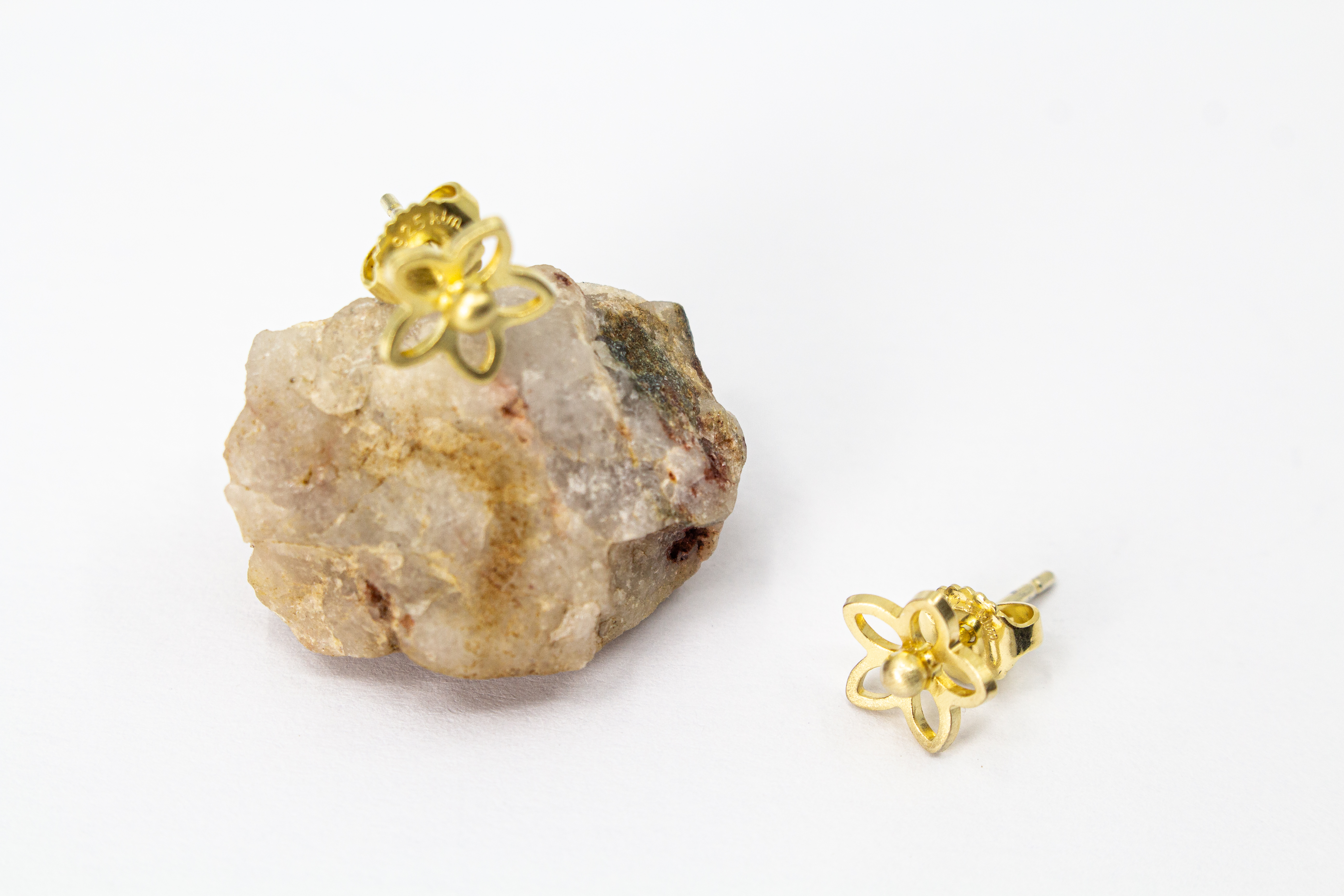 Zwei zarte, filigrane Ohrstecker in Blumenform aus 20 Mikron vergoldetem 925er Sterlingsilber
