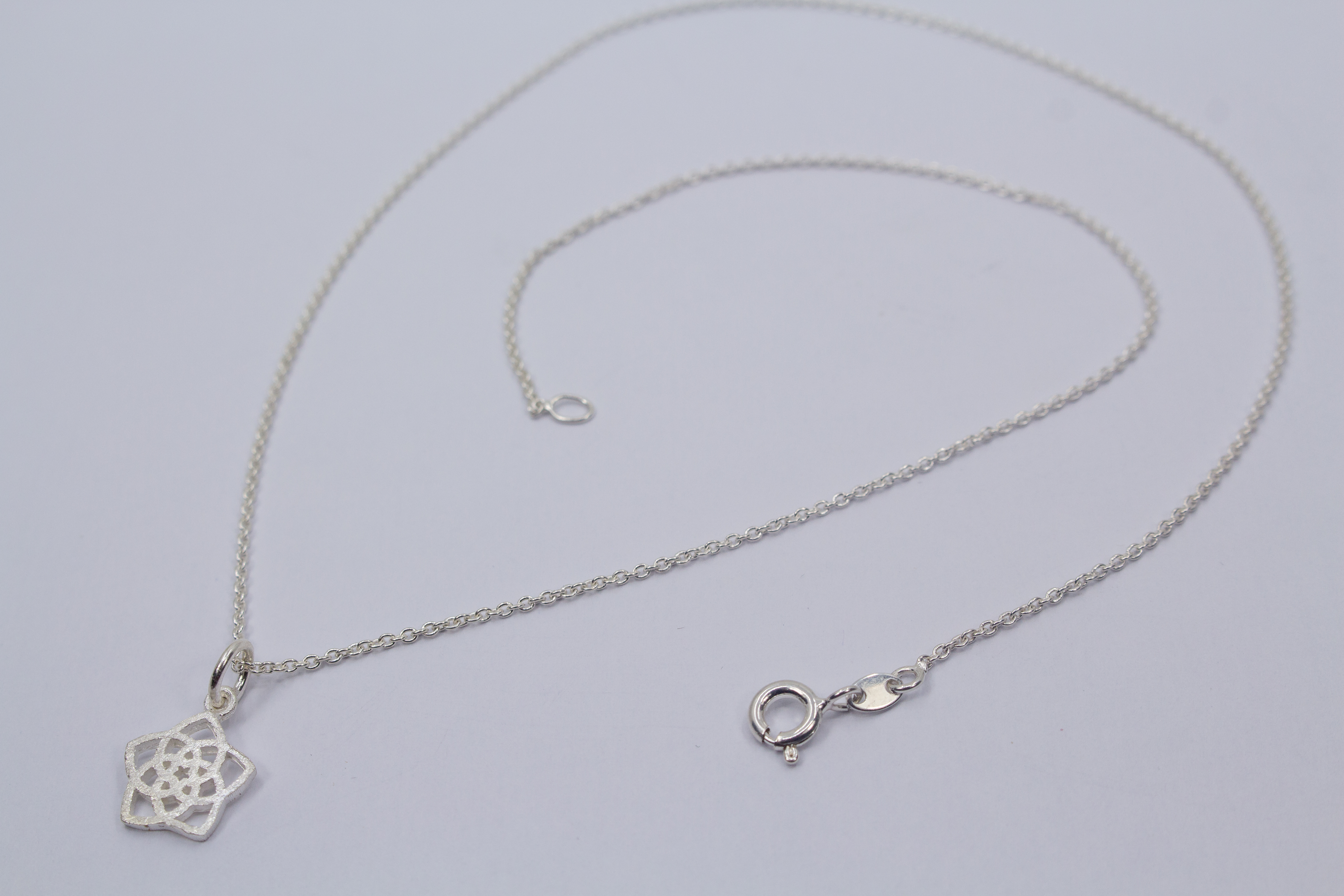 Silberkette mit Blumenanhänger online bestellen