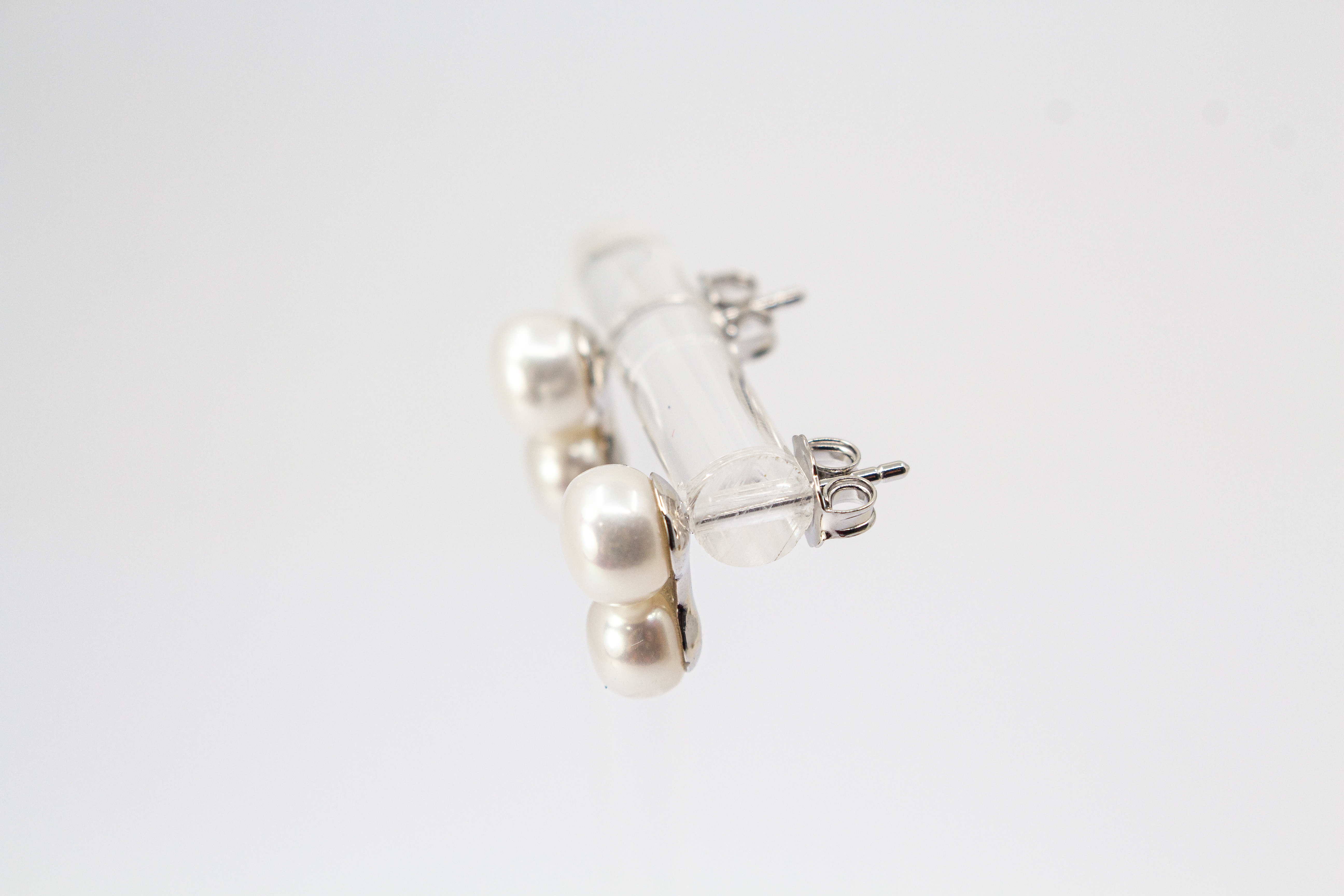 Moderne Doppel-Perlenohrstecker aus rhodiniertem 925er Sterlingsilber mit zwei echten weißen Süßwasserzuchtperlen untereinander