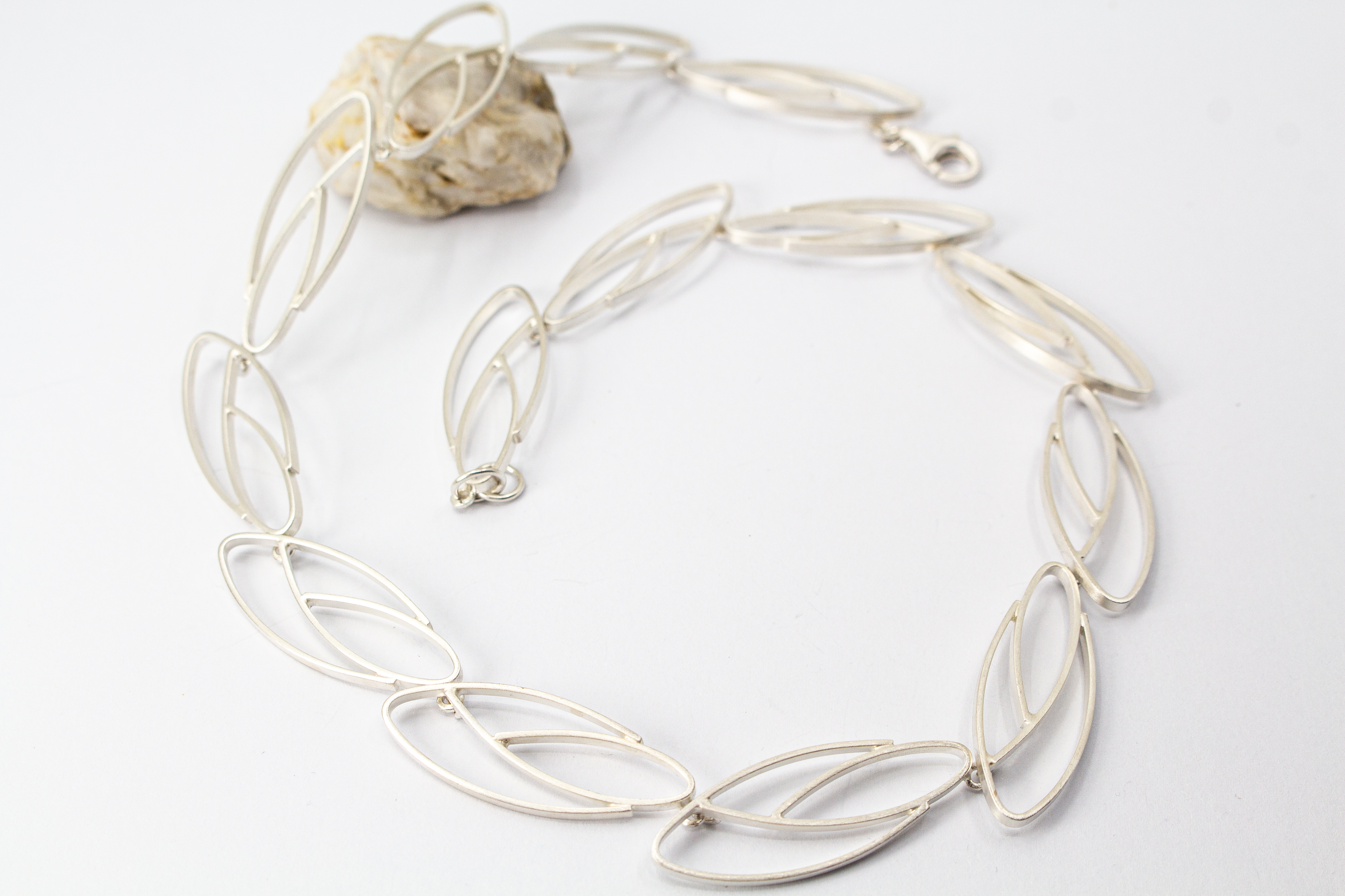 Massives, kunstvolles Statement-Collier aus 925 Sterling Silber mit großen, offenen, organisch geschwungenen Gliedern in stilisierter Blätterform aus dem Online-Shop der Goldschmiede Regina Kraus.