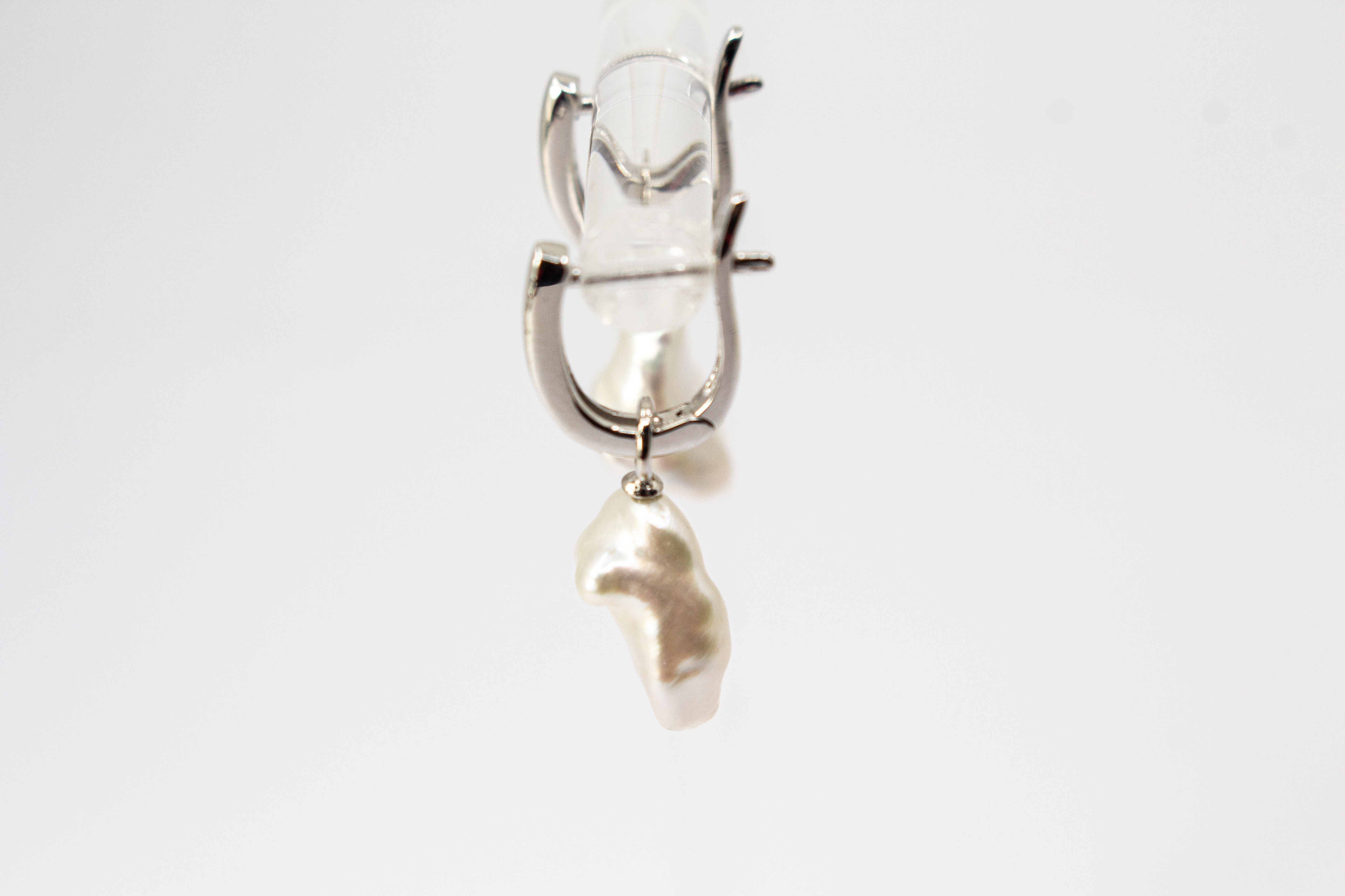 Elegante Wechselcreolen aus rhodiniertem 925er Sterlingsilber mit barocken Keshiperlen-Anhängern
