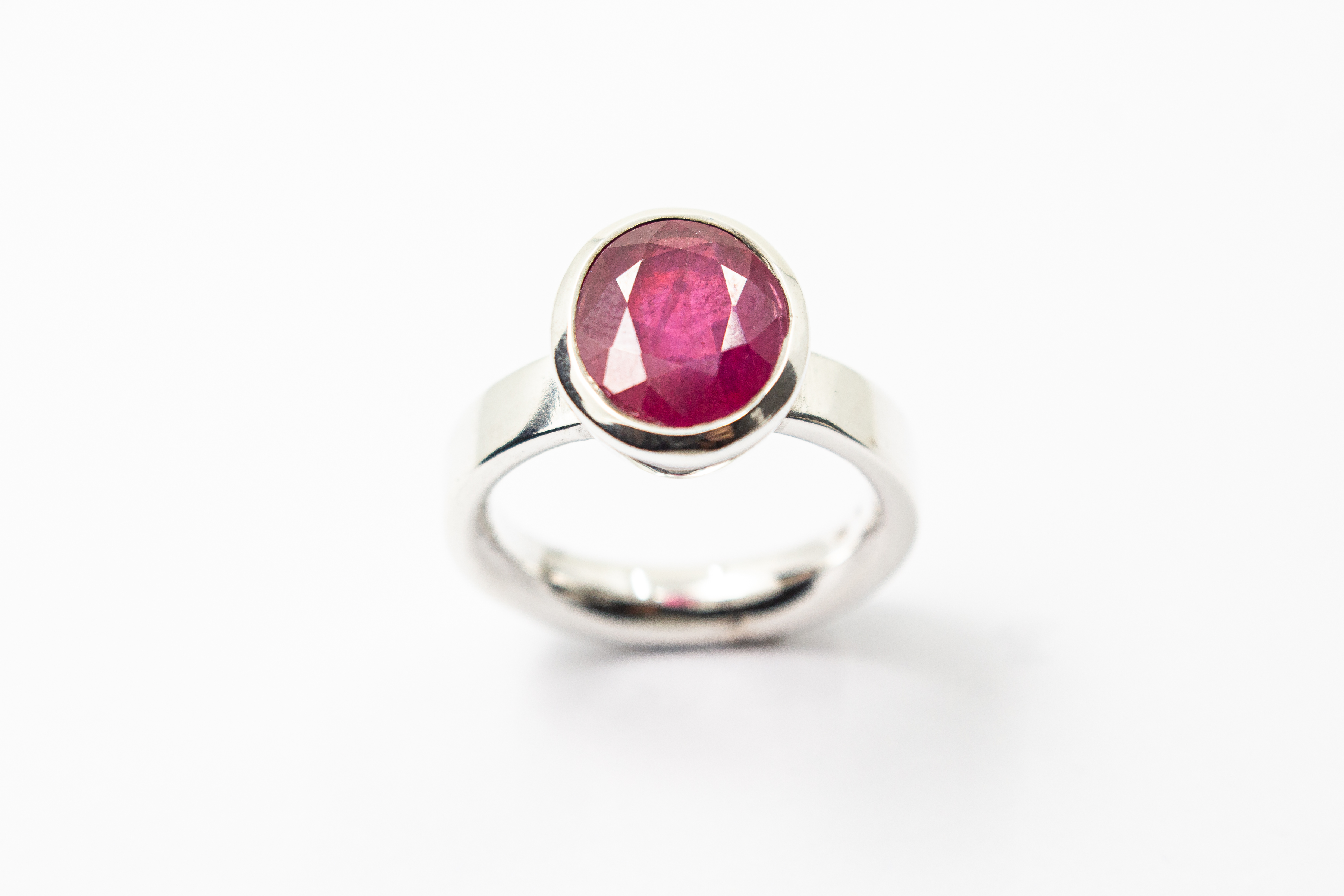 925er Sterlingsilber Ring „Rubinzauber“ mit großem oval facettiertem Rubin in eleganter Silberfassung.