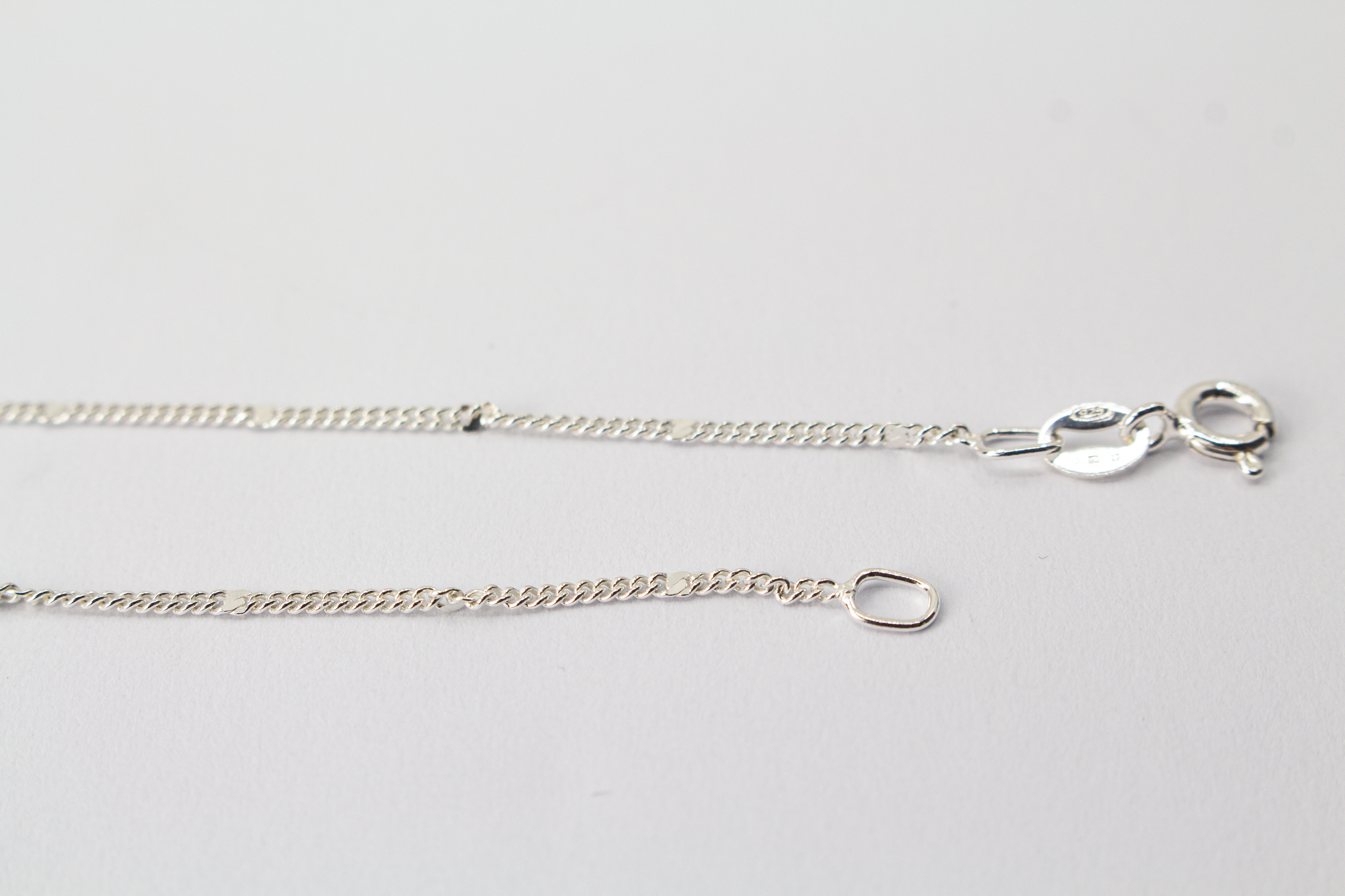Zarte Halskette aus 925er Sterlingsilber mit rundem Anhänger, Fee und Pusteblume-Motiv, handgefertigt von Goldschmiede Regina Kraus.