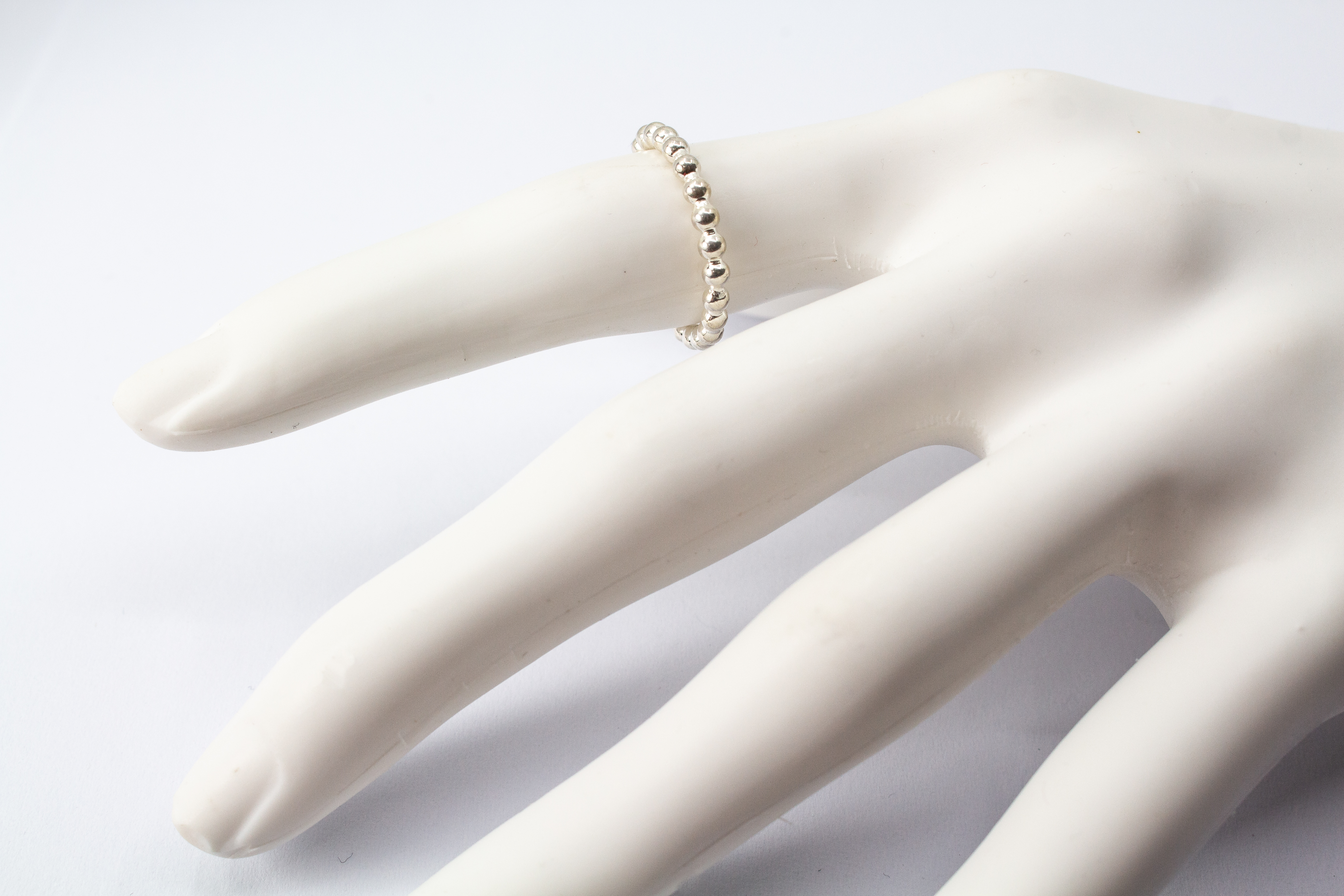 Handgefertigter Kugelring aus glänzendem 925 Sterlingsilber im filigranen Perldraht-Design – minimalistischer Stapelring aus der Goldschmiede Regina Kraus.