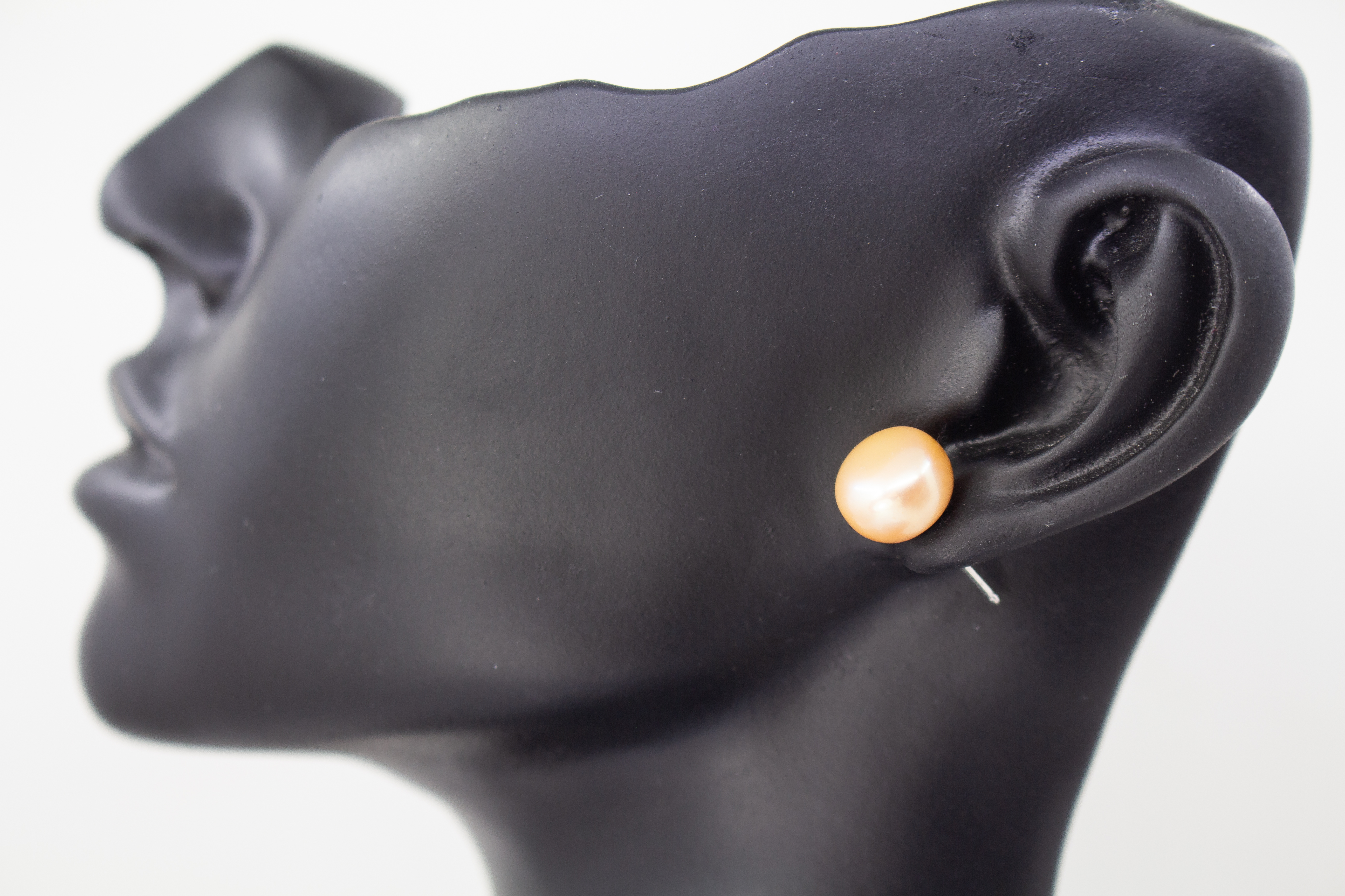 Zarte Perlenohrstecker aus 925 Sterling Silber mit echten, lachsfarben schimmernden Süßwasserzuchtperlen in Knopfform