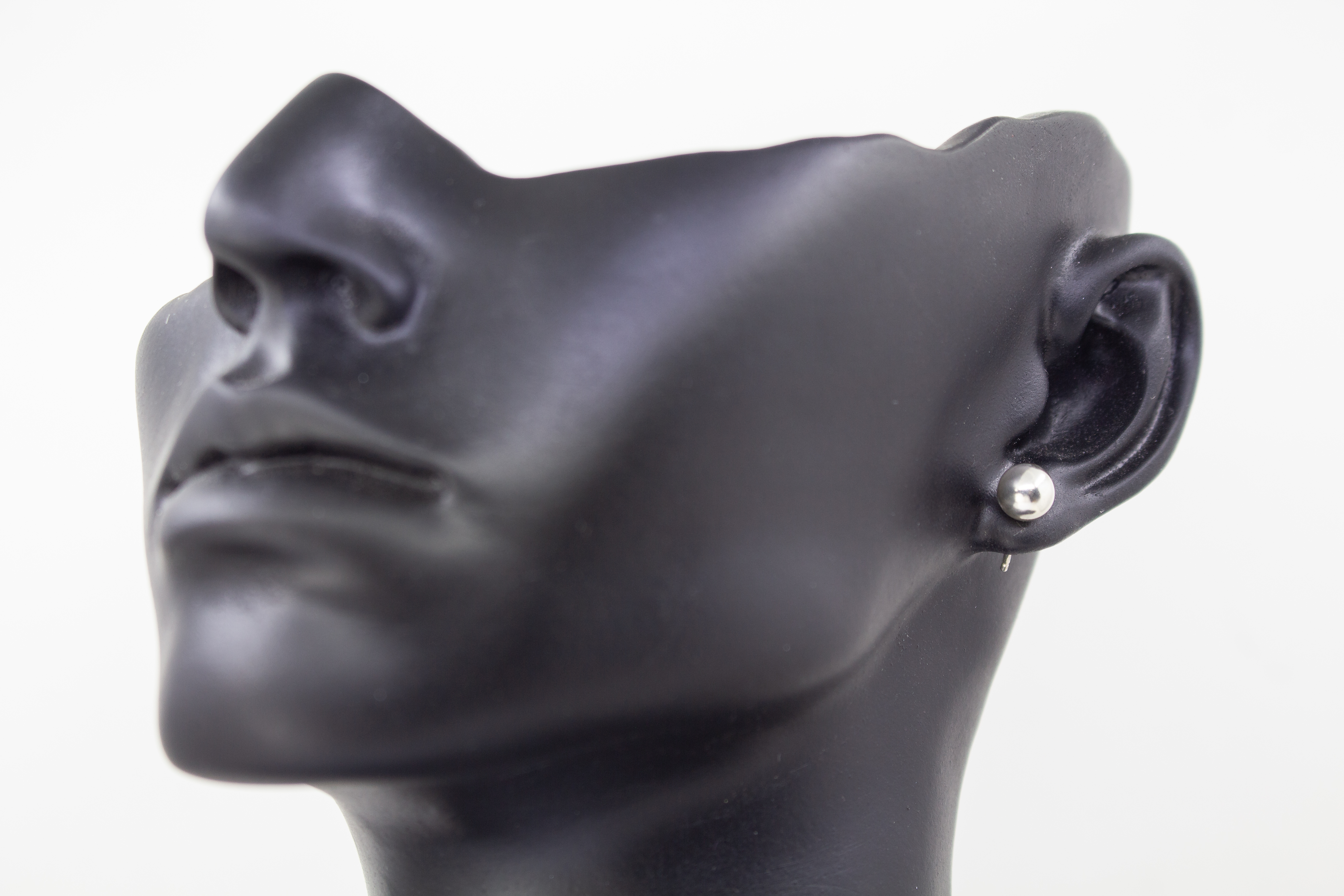 Zwei glänzend polierte, handgefertigte Kugel-Ohrstecker aus echtem 925er Sterling Silber