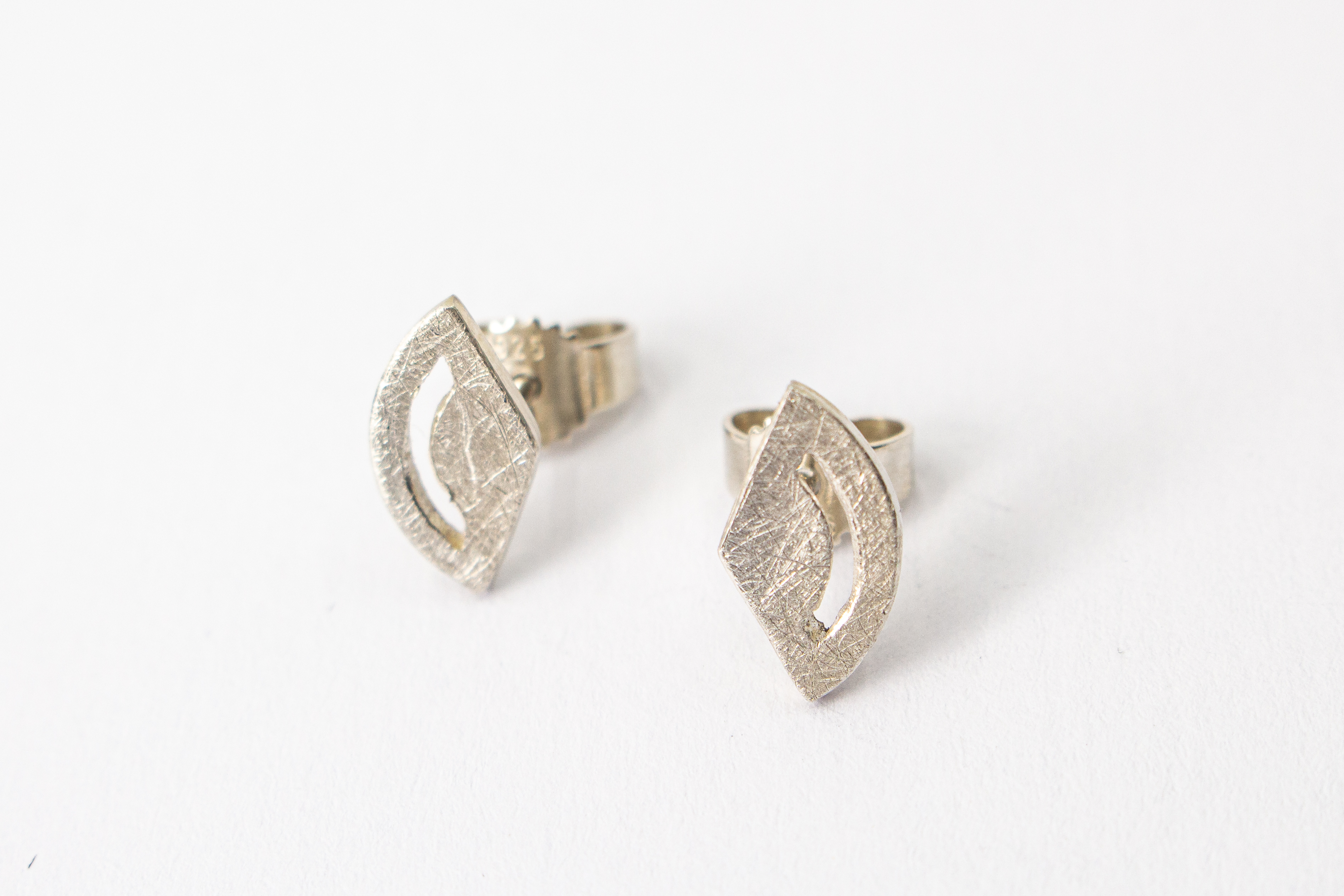 Paar geometrische Ohrstecker aus matt gebürstetem 925 Sterling Silber im modernen Cut-Out-Design