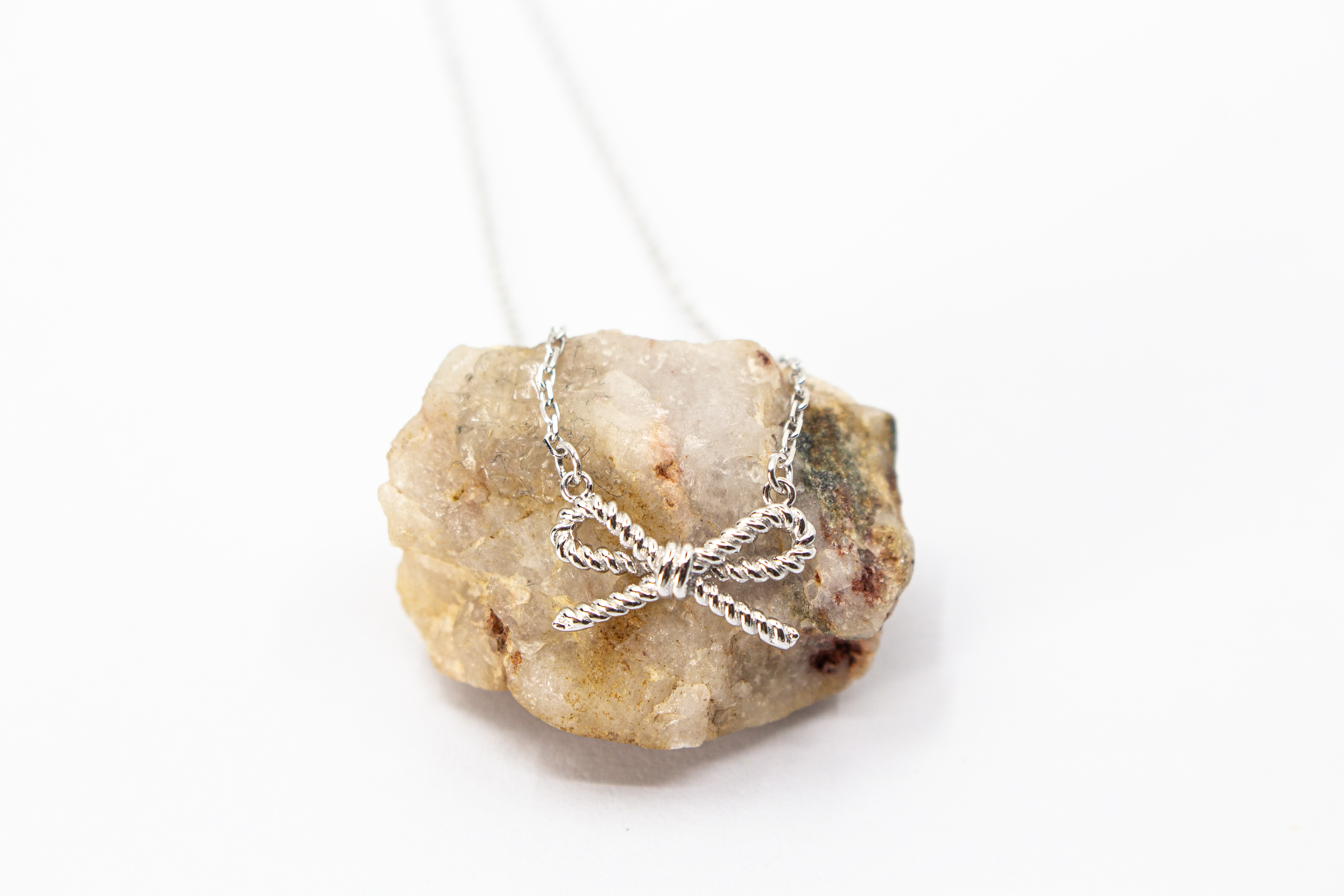 Collier „Schleifenzauber“ aus rhodiniertem 925er Sterlingsilber mit filigranem Schleifenanhänger in zeitlosem Design.