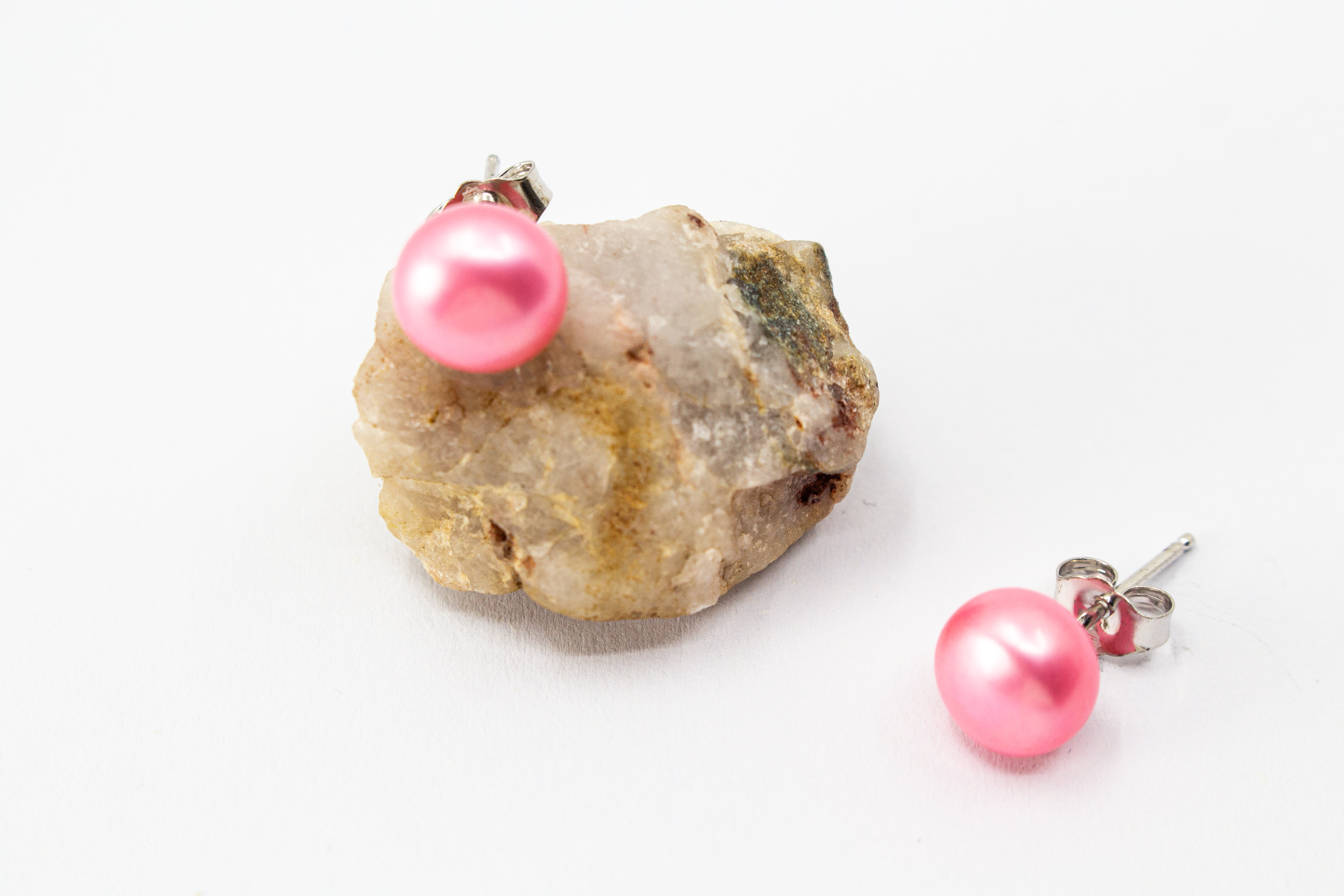 925er Sterlingsilber Ohrstecker mit schimmernder pinker Süßwasserzuchtperle in klassischem, zeitlosem Design.