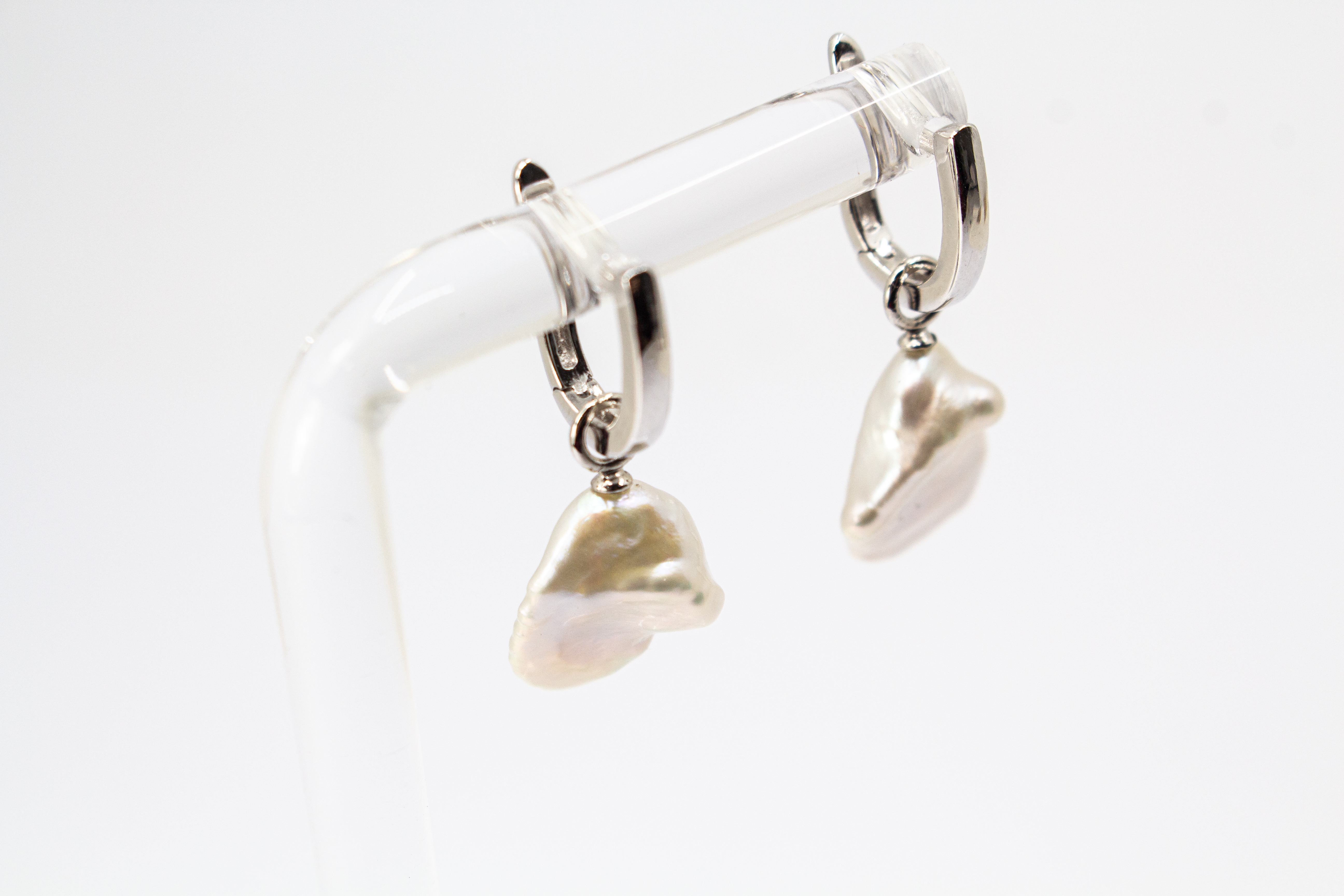 Elegante Wechselcreolen aus rhodiniertem 925er Sterlingsilber mit barocken Keshiperlen-Anhängern