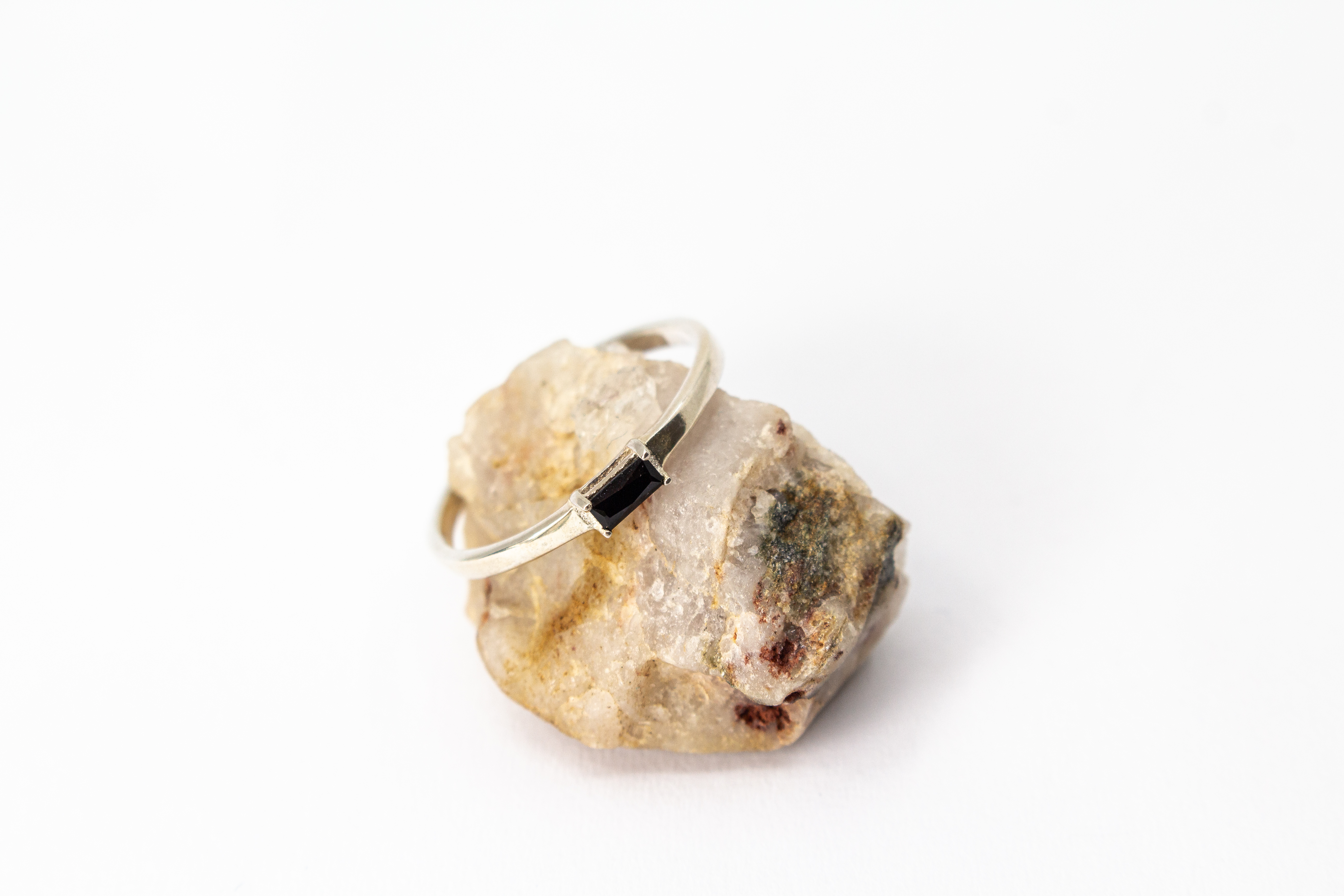Onyx-Ring „Nachtfeuer“ – Minimalistischer Silberring mit tiefschwarzem Onyx