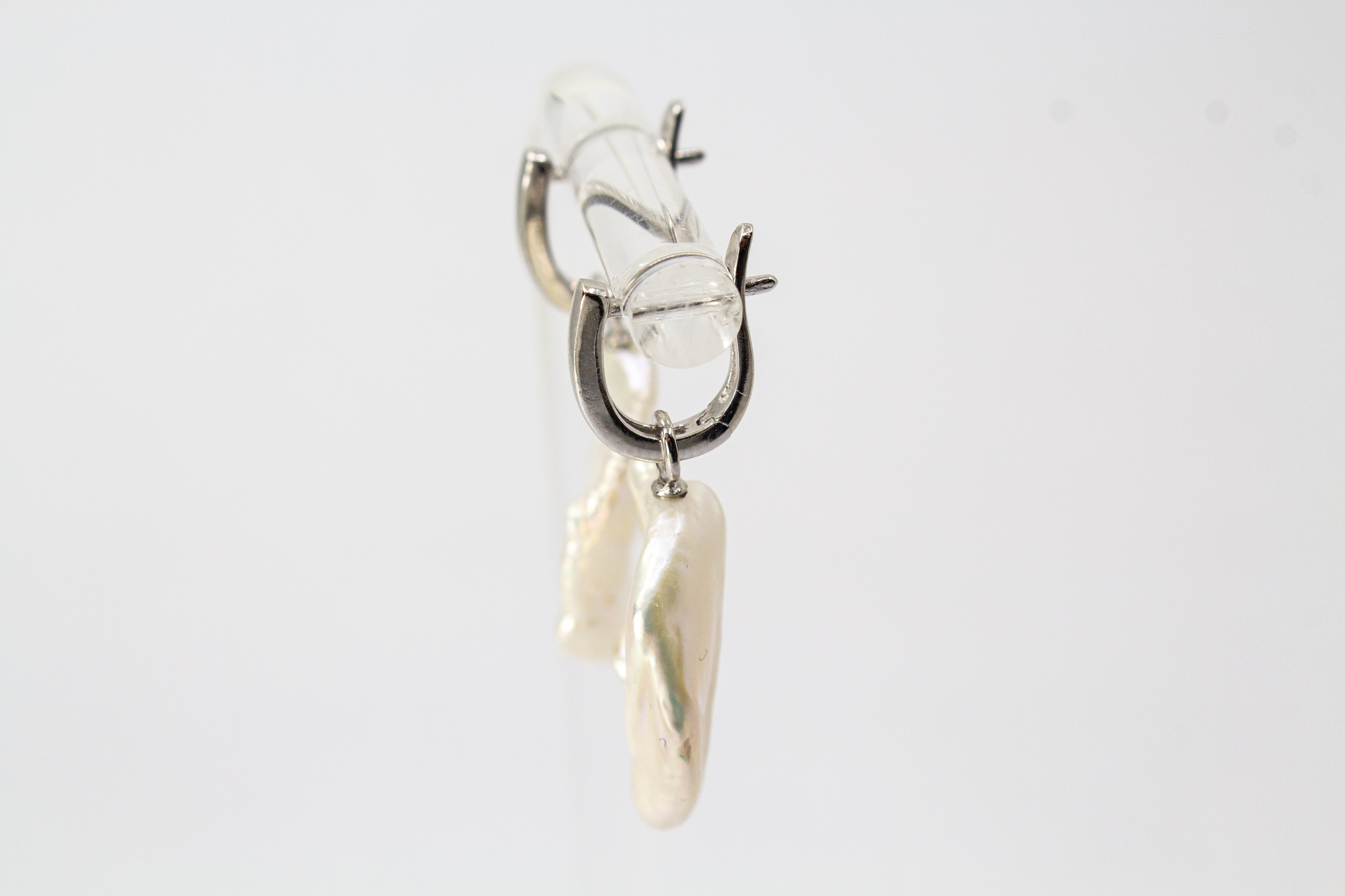 Ein Paar wandelbare Wechselcreolen „Meeresskulptur“ aus rhodiniertem 925er Sterlingsilber von der Goldschmiede Regina Kraus. Die Ohrringe tragen abnehmbare Anhänger aus großen, flachen weißen Keshi-Zuchtperlen, die durch ihre organische Freiform wie eine