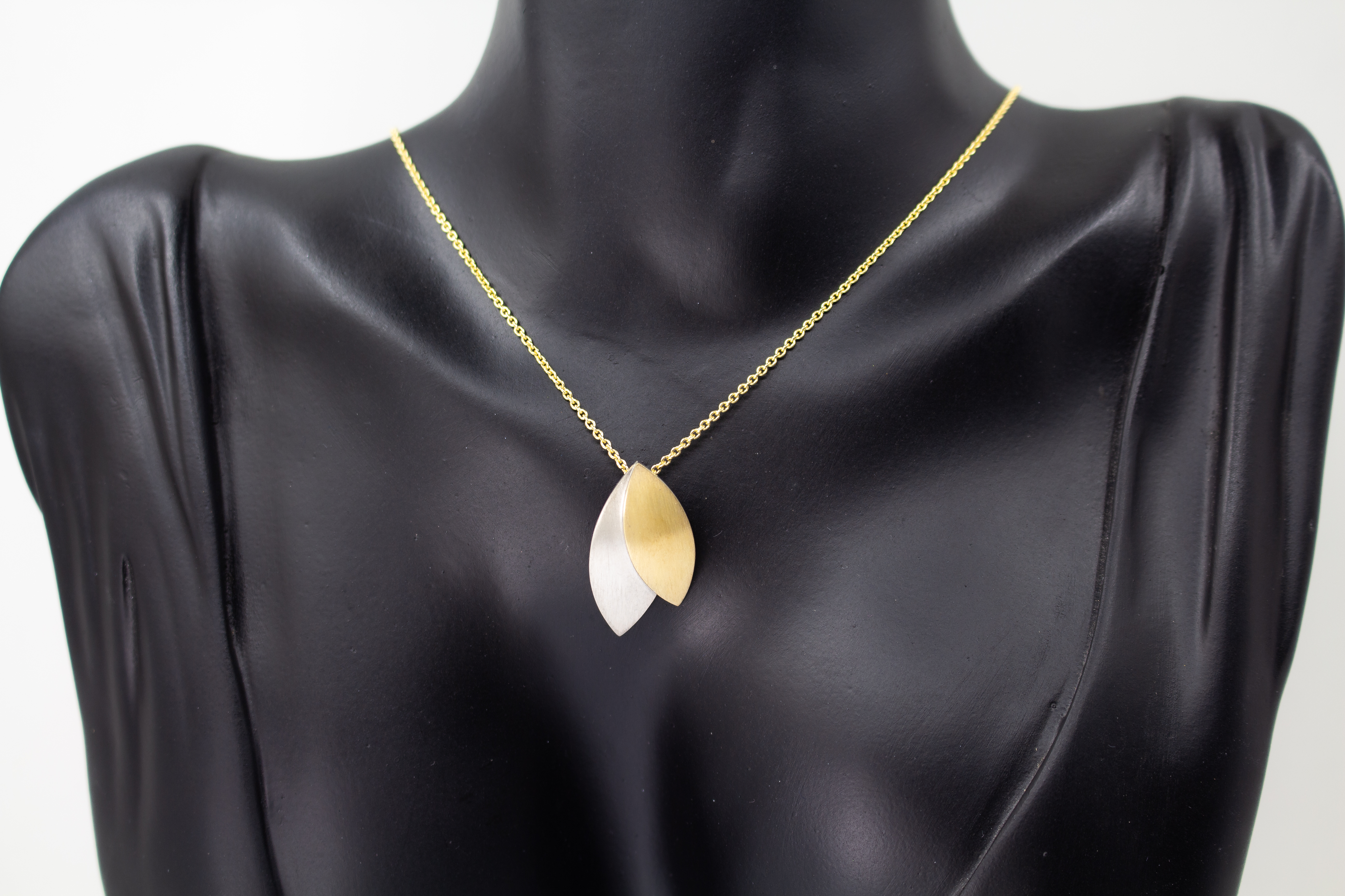 Kette „Blattgold“ aus 925er Sterlingsilber mit Feingoldbelötung und zweifarbigem Anhänger in filigraner Blattform.