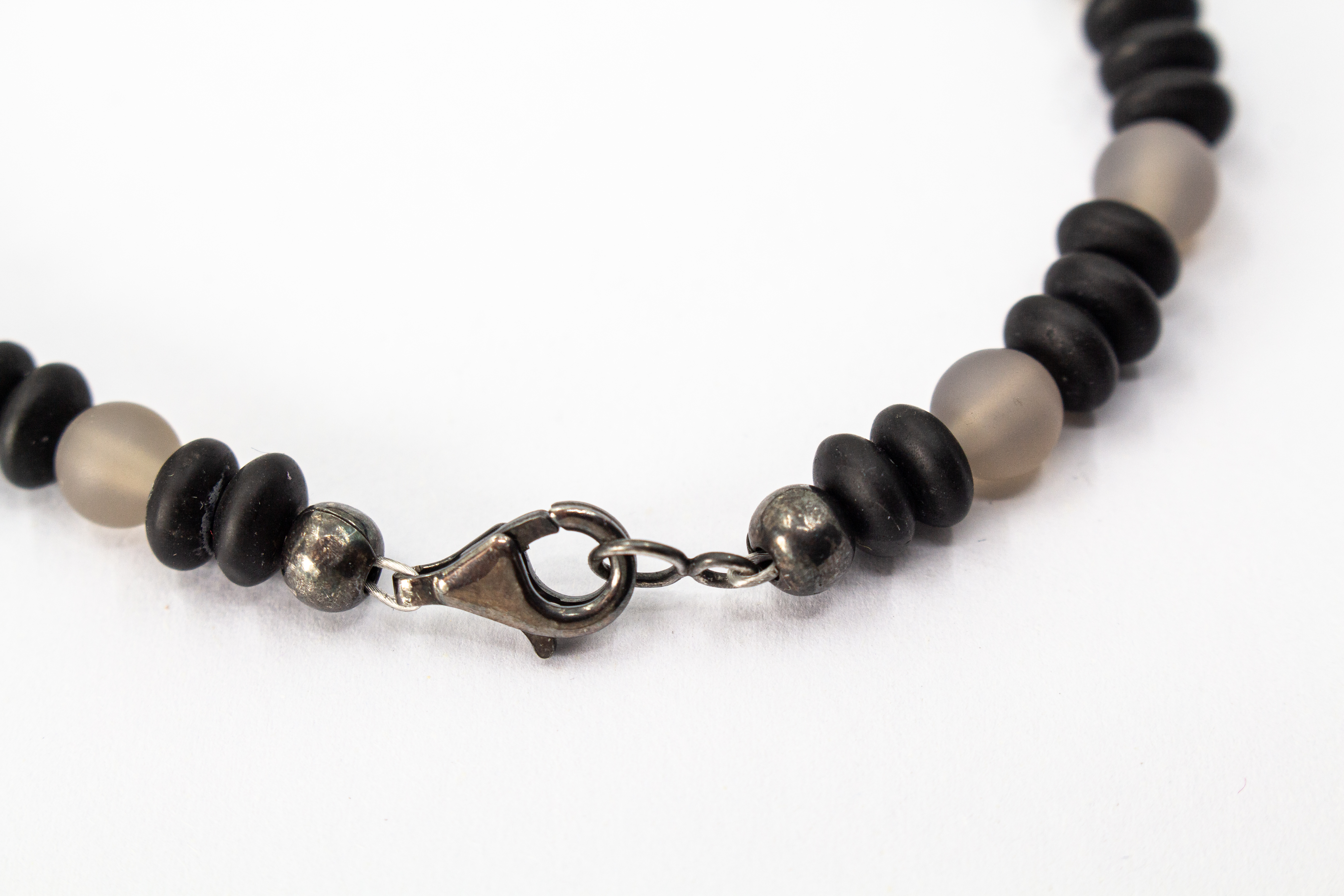 Herrenarmband „Vulkangrau“ aus matten Achat-Perlen und Lavasteinen mit markantem Element aus geschwärztem Silber.