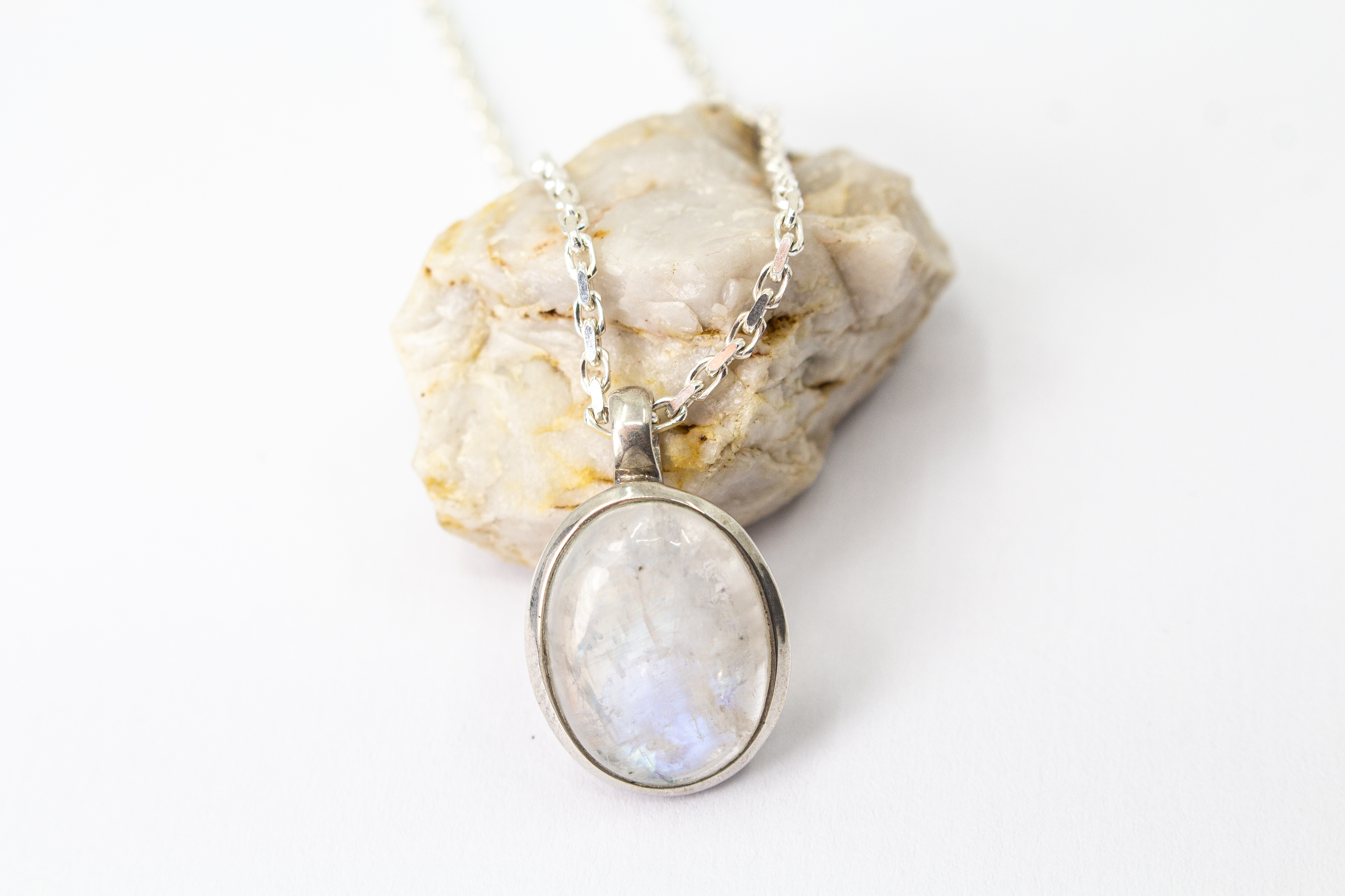 Silberkette „Aura“ – Mit blau schimmerndem Mondstein-Cabochon