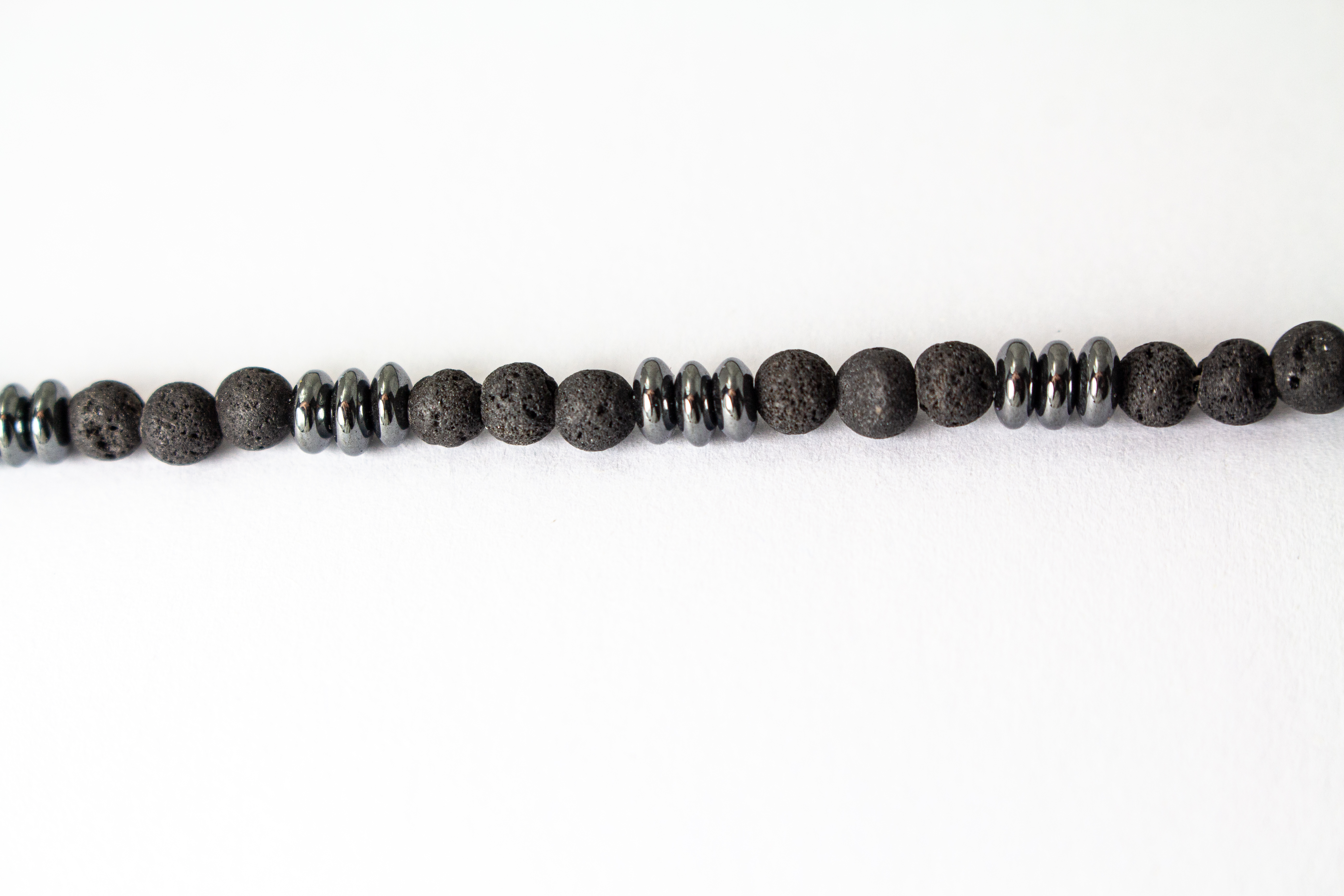 Herrenkette „Schwarze Glut“ aus mattem Lavastein, Hämatit und Zwischenteilen aus 925er Sterlingsilber im markanten maskulinen Design.