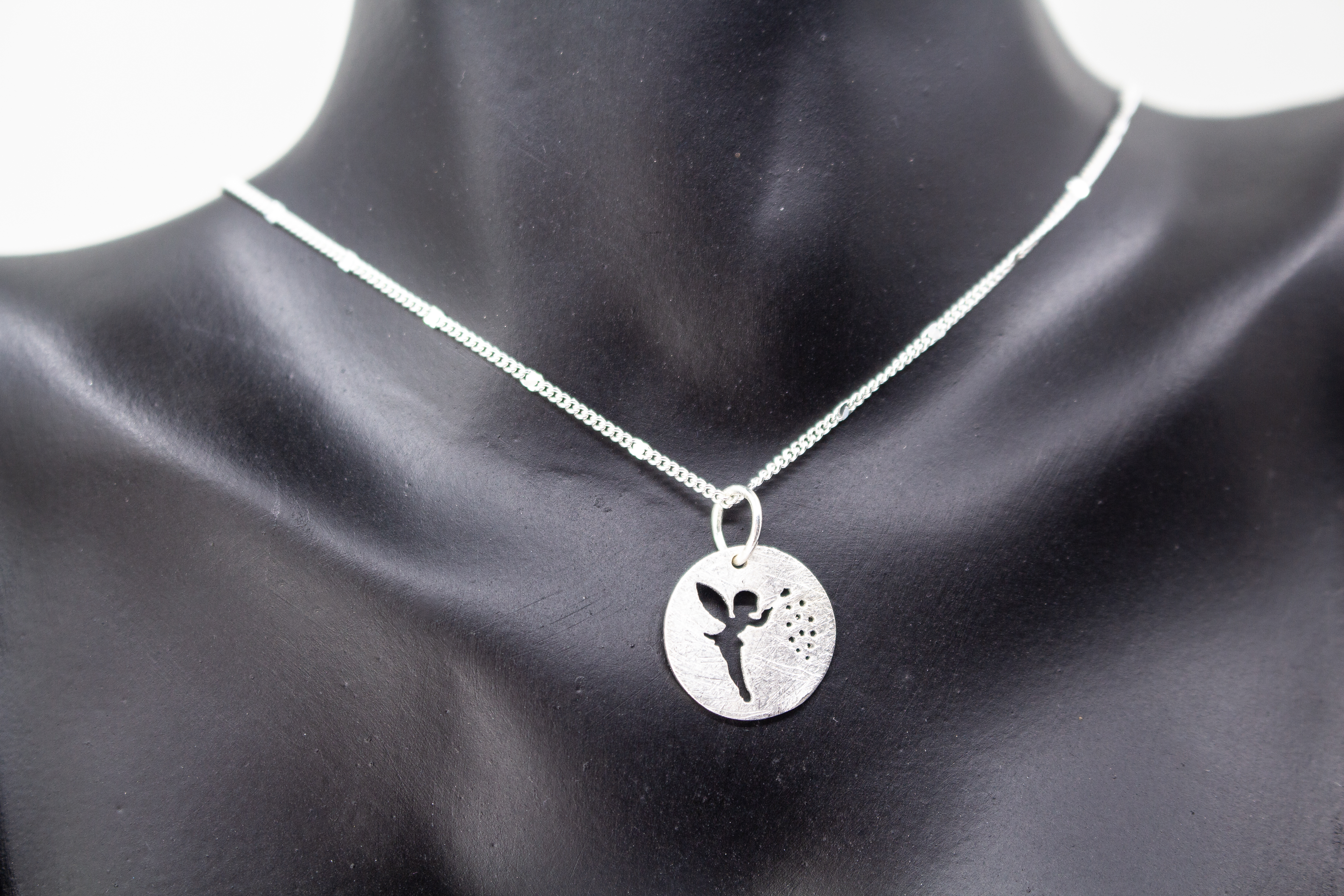 Zarte Halskette aus 925er Sterlingsilber mit rundem Anhänger, Fee und Pusteblume-Motiv, handgefertigt von Goldschmiede Regina Kraus.