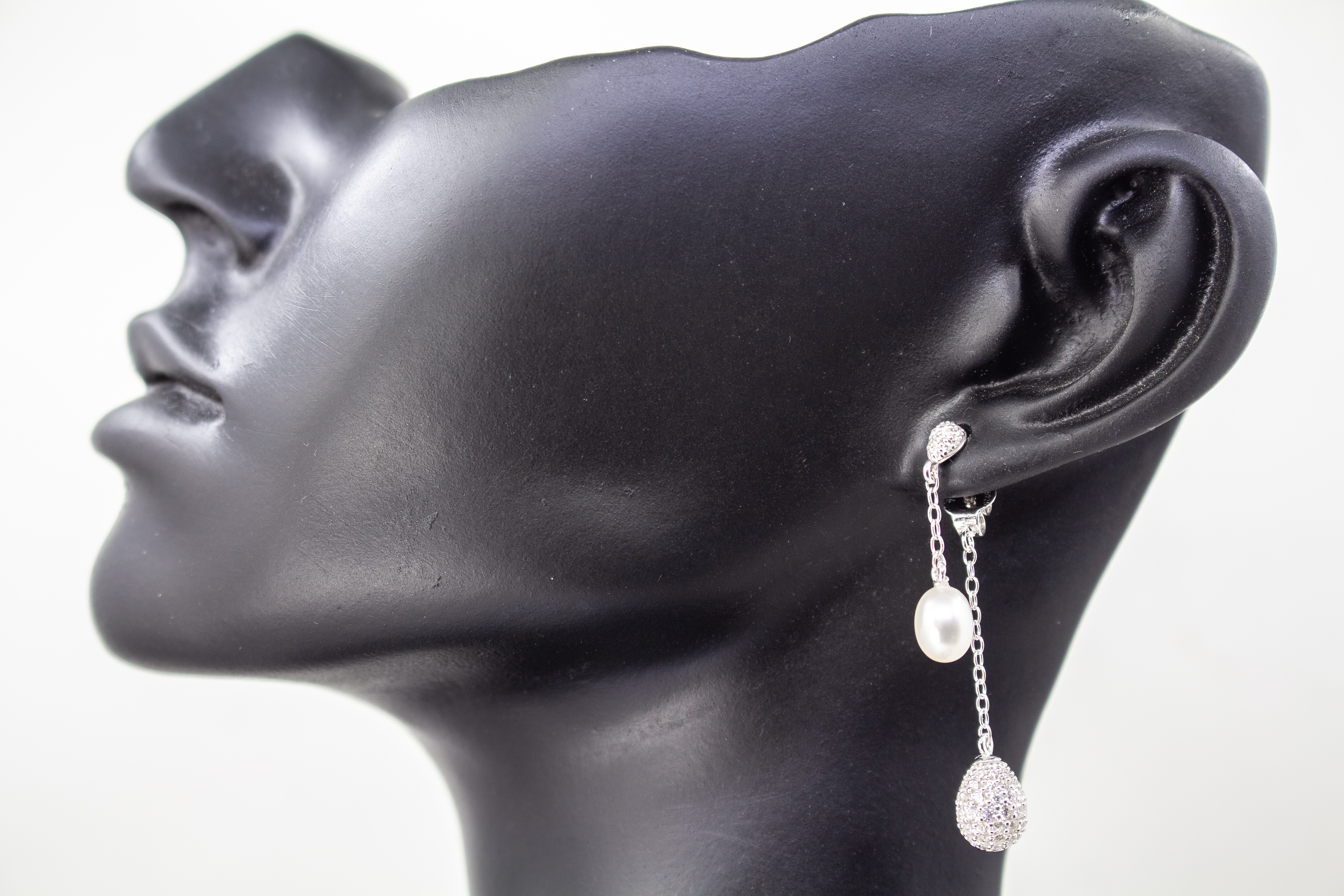Mondschein-Duo Ohrstecker von Regina Kraus: Zweiteiliger Ohrschmuck aus rhodiniertem 925er Sterlingsilber mit weißer Süßwasserzuchtperle und funkelnden Zirkonia-Anhängern