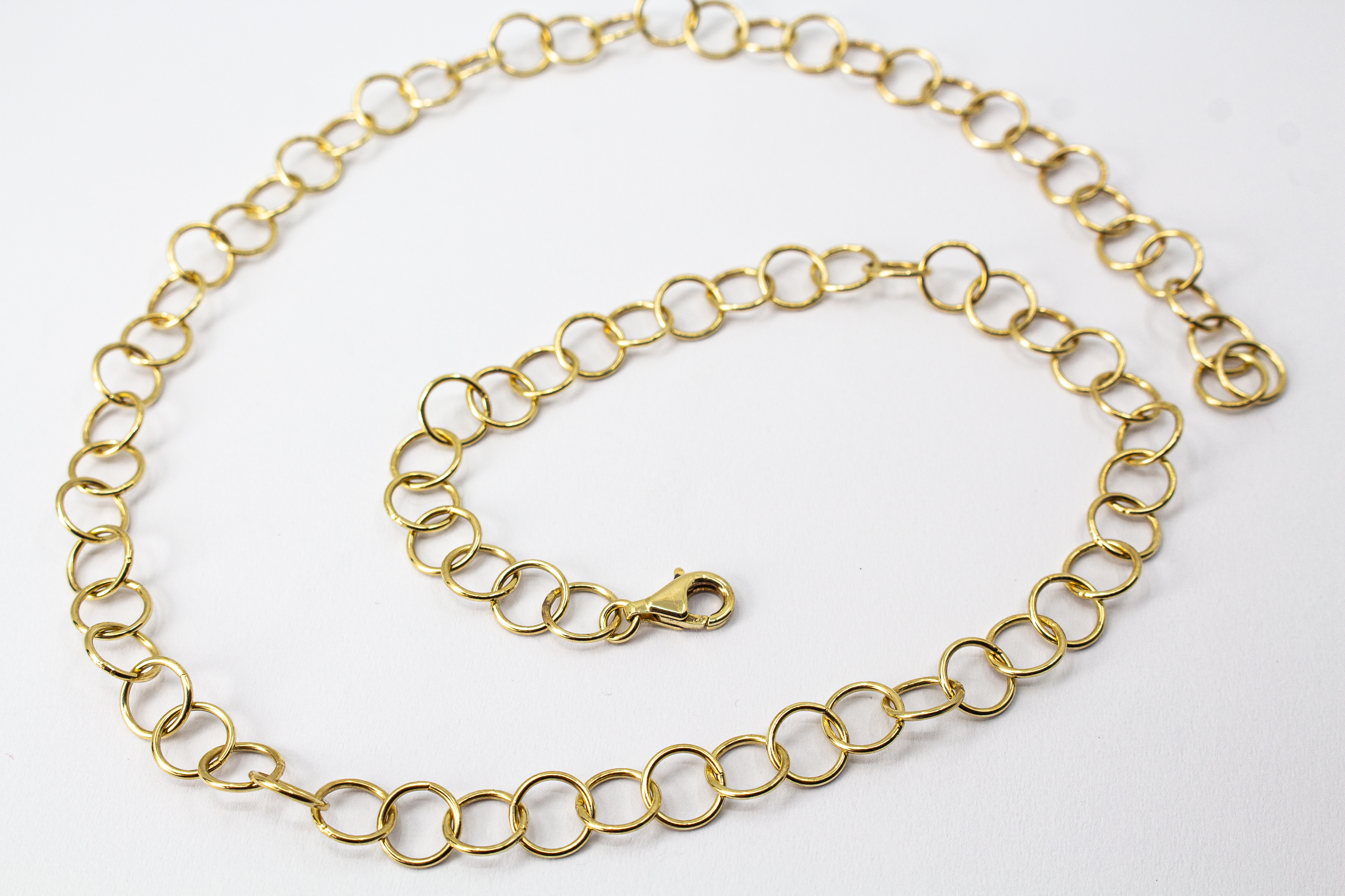 Zarte Halskette aus 20 Mikron vergoldetem 925er Sterlingsilber mit runden Gliedern und Karabinerverschluss, Handarbeit der Goldschmiede Regina Kraus.