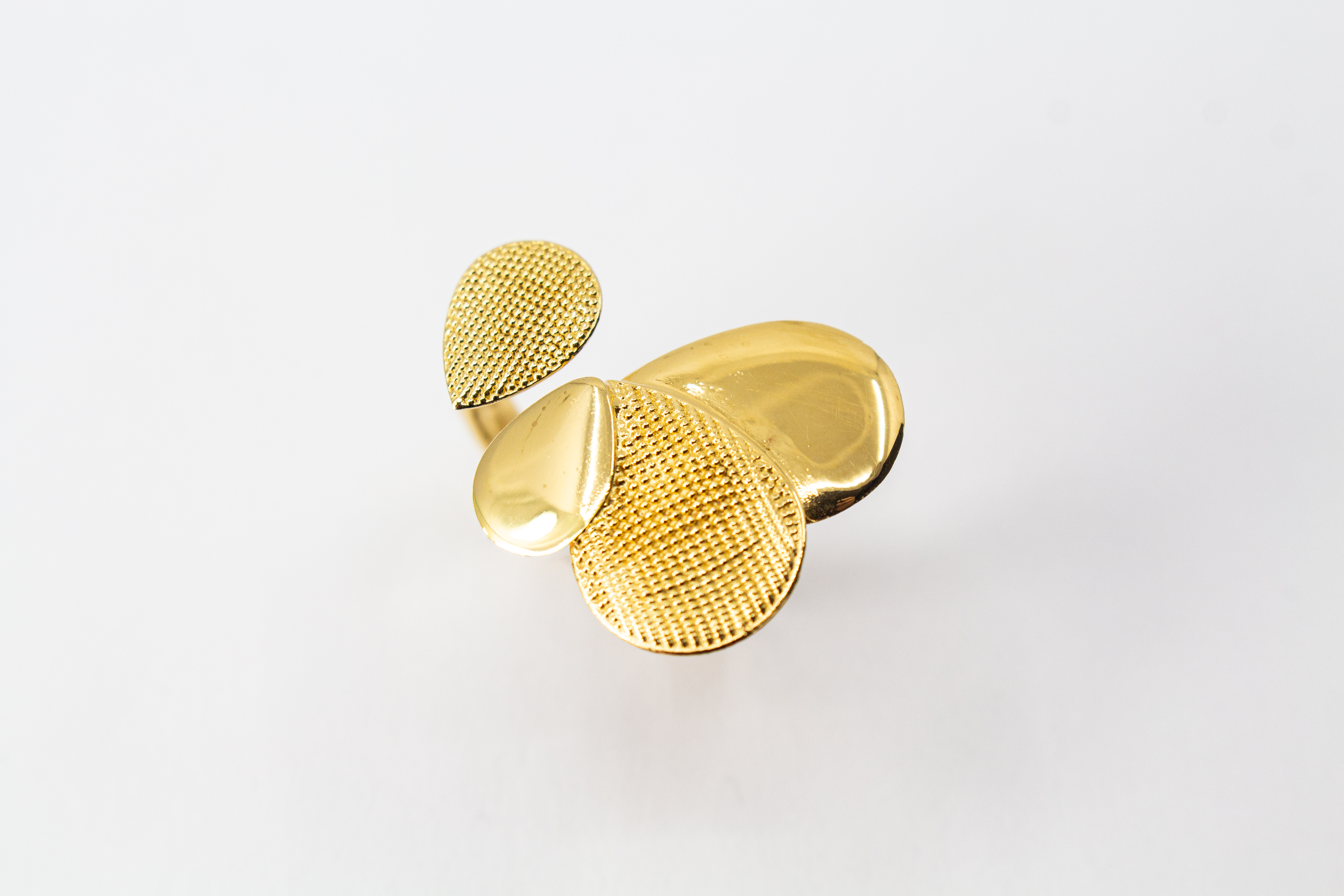 Ring Moon von Diva Gioielli, offenes Design aus vergoldetem Silber mit organisch geformten Elementen in glänzender und fein strukturierter Optik