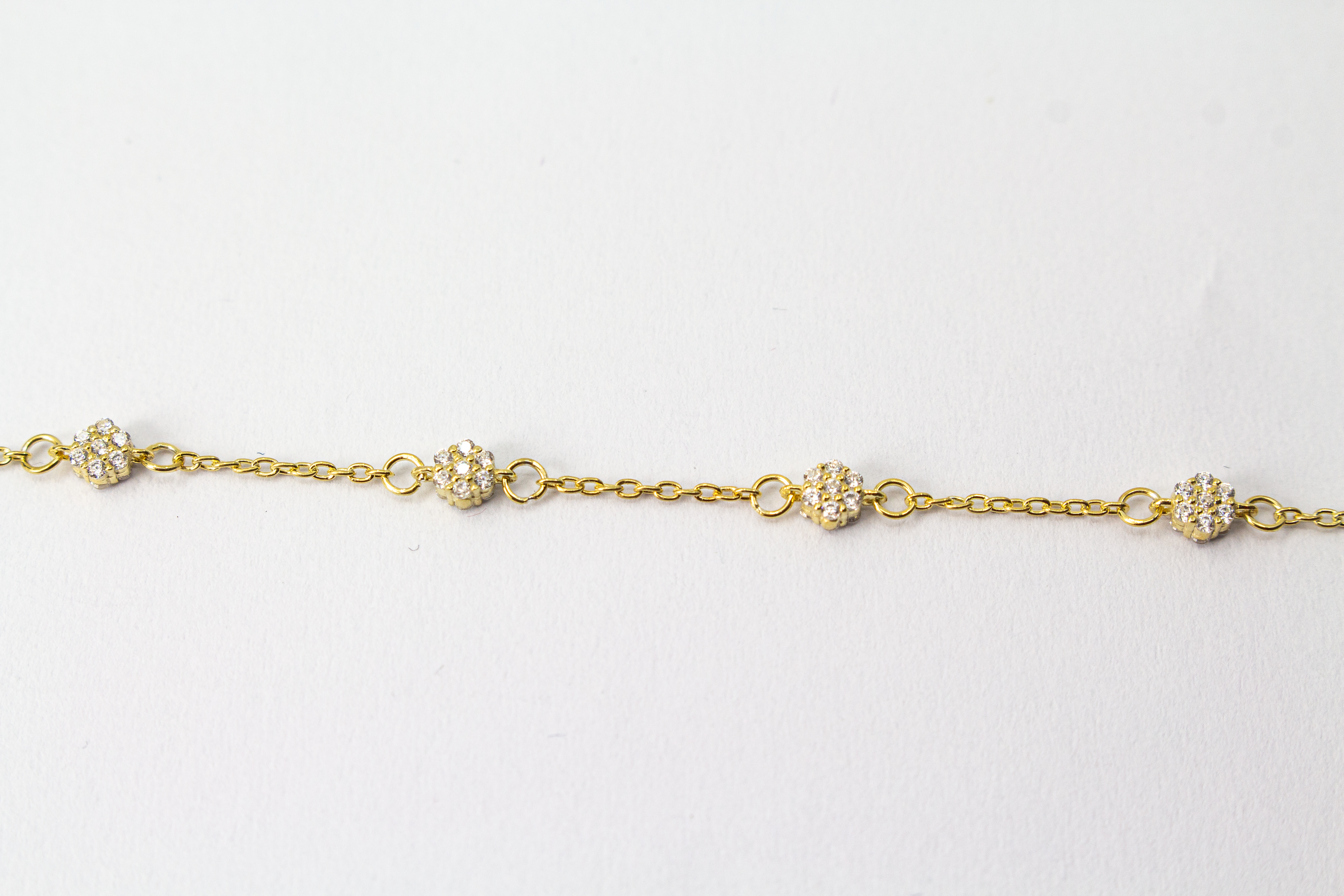 Zartes Armband der Goldschmiede Regina Kraus aus vergoldetem 925er Silber mit sieben rundgefassten, funkelnden Zirkonia-Steinen in regelmäßigen Abständen